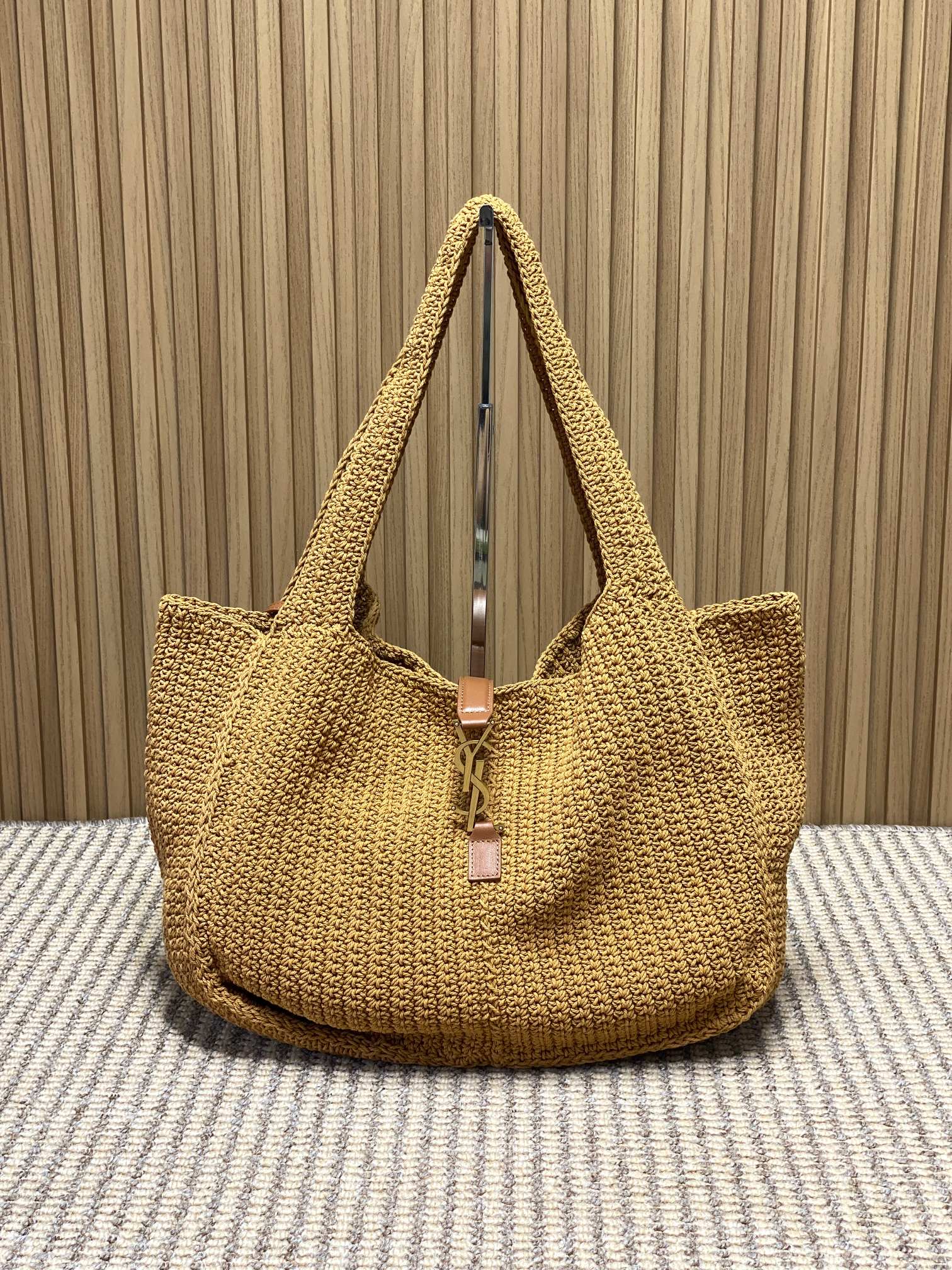 NO:894341,YSL BEA series tote bag, made of natural raffia crochet, is light and breathable, perfect for spring and summer vacations or daily outings!  The body of the bag is simple and elegant, with YSL metal logo, full of brand sense. It has a large capacity and can hold daily necessities for commuting and traveling. It also comes with a detachable glasses bag, which is practical and convenient. The raffia material has a natural flavor, and it can be paired with casual or vacation style to easily create a lazy and high-end look!  Size 50x28x18cm Code 763435F, YSL Saint Laurent grade original leather, saint laurent, saint laurent, totes, Hermes,19860909YSL BEA系列托特包,采用天然拉菲草钩织,轻盈透气,超适合春夏度假或日常出街！包身简约大气,搭配YSL金属Logo,品牌感满满.容量超大,通勤、旅行都能装下日常用品.还附可拆卸眼镜包,实用又方便.拉菲草材质自带自然气息,搭配休闲或度假风穿搭,轻松打造慵懒高级感！ 尺寸50x28x18cm 编码763435F,YSL圣罗兰特级原厂皮,saint laurent,saint laurent,totes,Hermes,,Bag