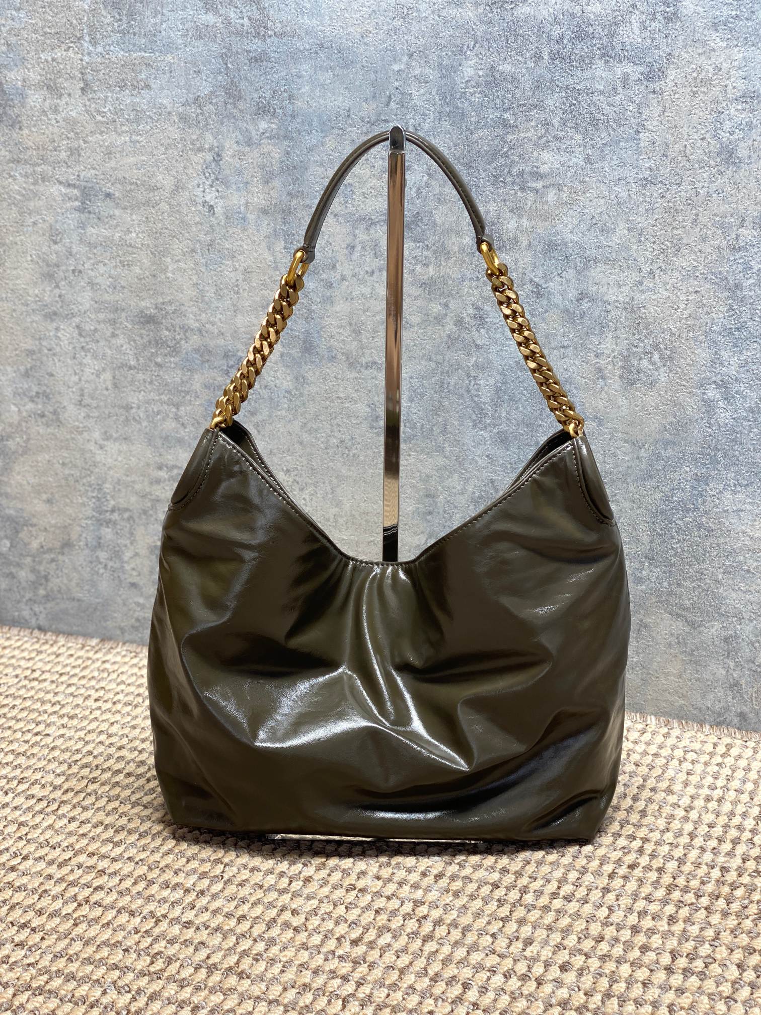 NO:894287,Ysl's latest oil-waxed leather chain Hobo bag is full of luster, soft and durable, and full of retro feel. The metal chain shoulder strap design is exquisite and textured. The Hobo bag has a large capacity and can easily hold notebooks, water bottles and other items for daily commuting. The black color is versatile, and the chain adds a sense of fashion. It can be easily held whether in casual or formal wear. It is the first choice for a practical and design bag!  Model 871222F size 23×19×9cm, YSL Saint Laurent grade original leather, saint laurent, saint laurent, Hermes,19860909Ysl 最新款 油蜡皮链条Hobo包,光泽感满满,手感柔软又耐用,复古感十足.金属链条肩带设计,精致又有质感,Hobo包型容量大,通勤日常都能轻松装下笔记本、水杯等物品.黑色百搭,链条增添时尚感,无论休闲还是正式穿搭都能轻松hold住,是实用与设计感兼具的包包首选！ 型号871222F 尺寸23×19×9cm,YSL圣罗兰特级原厂皮,saint laurent,saint laurent,Hermes,,Bag