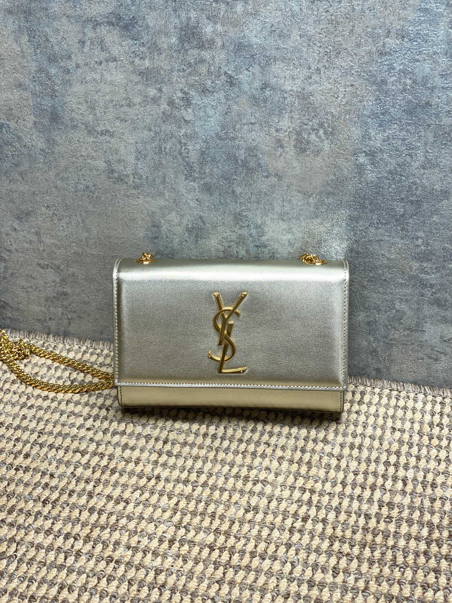 NO:894306,YSL KATE series hand-rubbed chain bag is made of embossed cowhide, full of luster, with metal chain and YSL logo, retro and noble. Medium size, moderate capacity, easy to carry for commuting or dinner. The champagne gold color is super white, and it looks great with sweaters and coats in autumn and winter. The chain shoulder strap can be worn on one shoulder or cross-body. It can be carried in various ways, practical and fashionable. It is a popular YSL classic!  Size 20x14x5cm Code 377629, YSL Saint Laurent grade original leather, saint laurent, saint laurent, jackets & coats, sweaters, cowhide, Hermes,19860909YSL KATE系列手搓纹链条包,采用牛皮压纹,光泽感满满,搭配金属链条和YSL标志,复古又贵气.中号尺寸,容量适中,通勤或晚宴都能轻松驾驭.香槟金色超显白,秋冬搭配毛衣、外套都很出彩,链条肩带可单肩或斜挎,背法多样,实用又时髦,是YSL经典热门款！ 尺寸20x14x5cm 编码 377629,YSL圣罗兰特级原厂皮,saint laurent,saint laurent,jackets & coats,sweaters,cowhide,Hermes,,Bag
