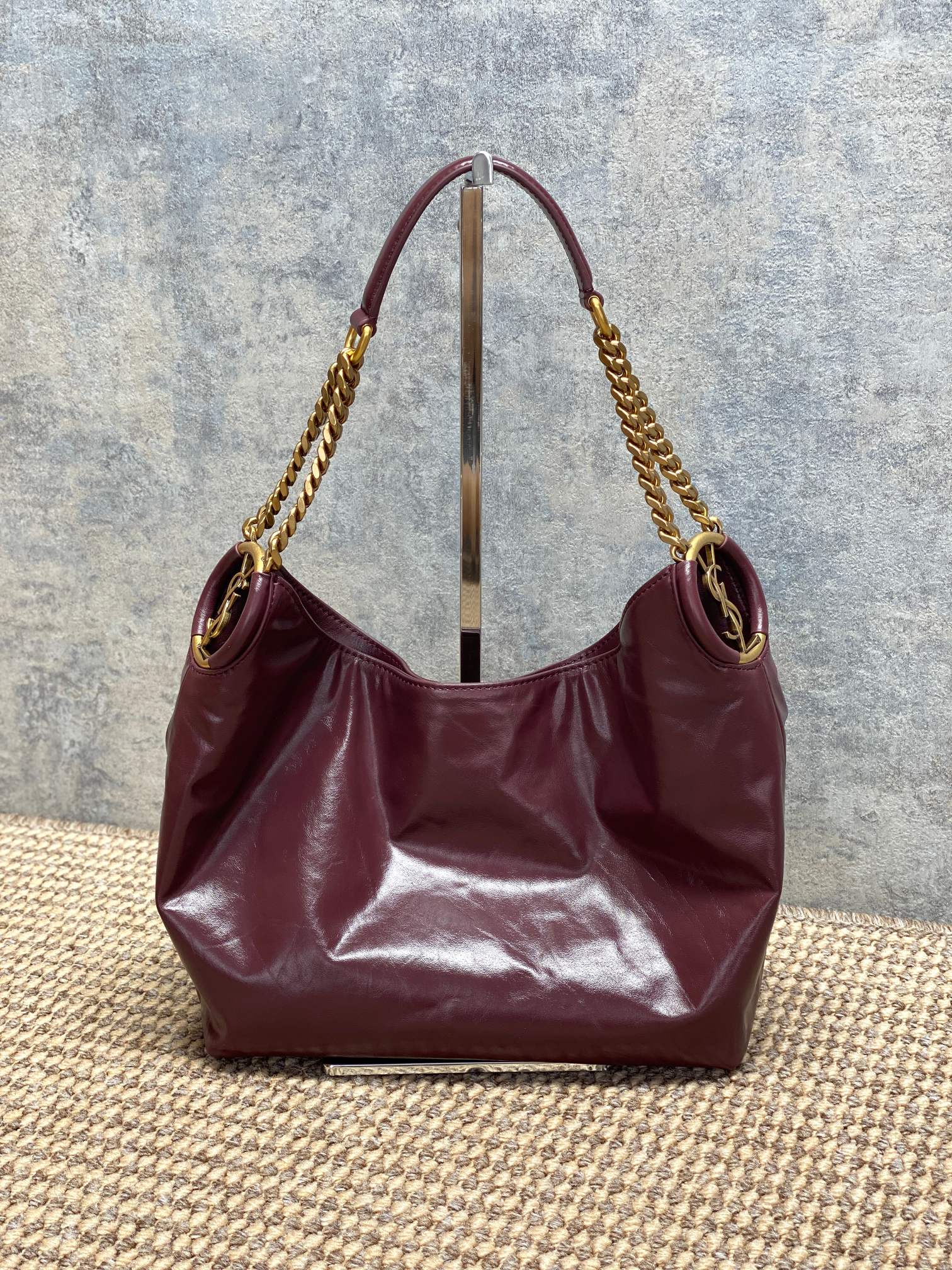 NO:894308,Ysl's latest oil-waxed leather chain Hobo bag is full of luster, soft and durable, and full of retro feel. The metal chain shoulder strap design is exquisite and textured. The Hobo bag has a large capacity and can easily hold notebooks, water bottles and other items for daily commuting. The black color is versatile, and the chain adds a sense of fashion. It can be easily held whether in casual or formal wear. It is the first choice for a practical and design bag!  Model 871222F size 23×19×9cm, YSL Saint Laurent grade original leather, saint laurent, saint laurent, Hermes,19860909Ysl 最新款 油蜡皮链条Hobo包,光泽感满满,手感柔软又耐用,复古感十足.金属链条肩带设计,精致又有质感,Hobo包型容量大,通勤日常都能轻松装下笔记本、水杯等物品.黑色百搭,链条增添时尚感,无论休闲还是正式穿搭都能轻松hold住,是实用与设计感兼具的包包首选！ 型号871222F 尺寸23×19×9cm,YSL圣罗兰特级原厂皮,saint laurent,saint laurent,Hermes,,Bag