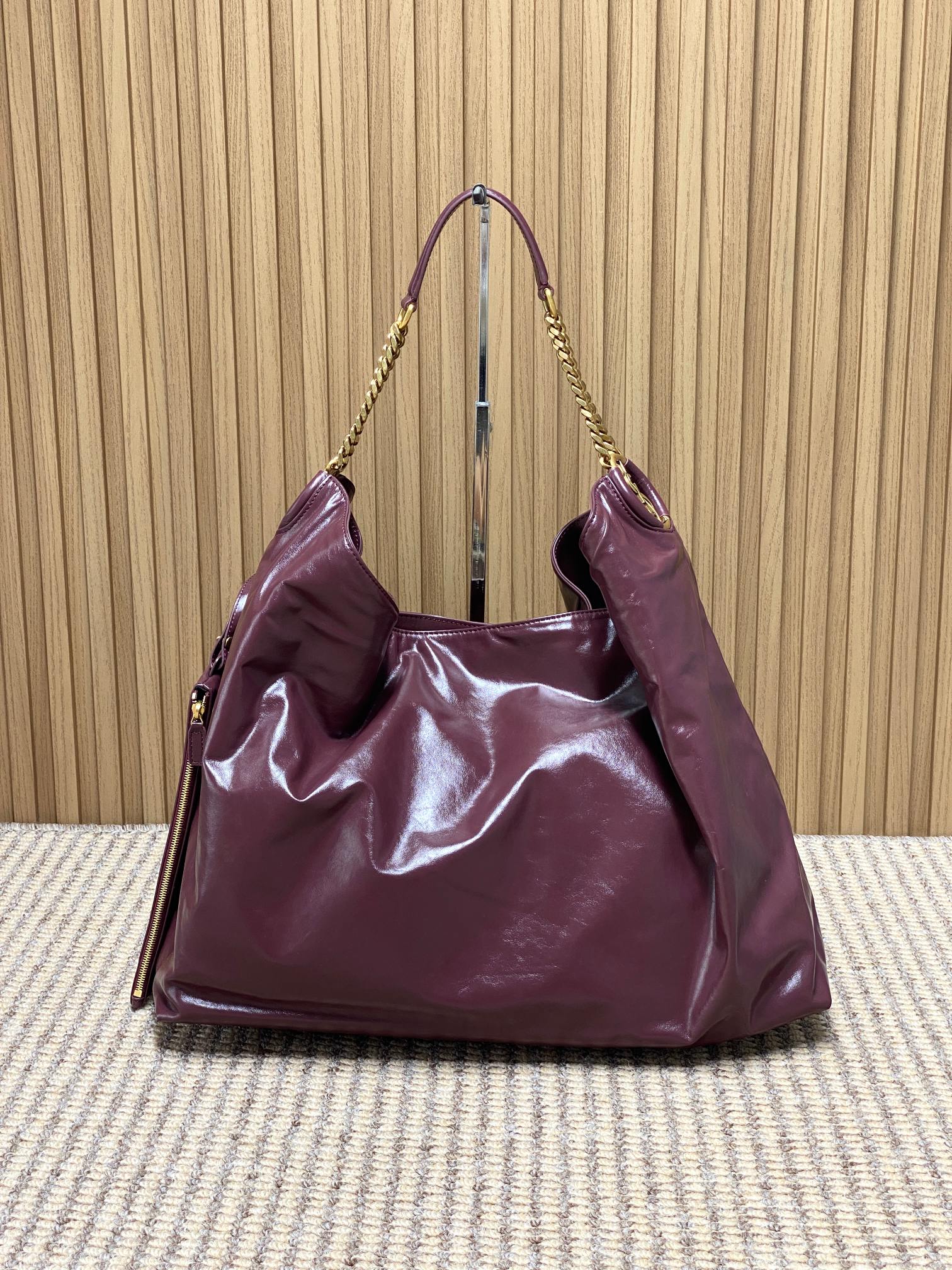 NO:894298,Large size Ysl's latest oil-waxed leather chain Hobo bag, full of luster, soft and durable, full of retro feel. Metal chain shoulder strap design, exquisite and textured, Hobo bag has large capacity, can easily hold notebooks, water bottles and other items for daily commuting. The black color is versatile, the chain adds a sense of fashion, and can be easily held whether in casual or formal wear. It is the first choice for practical and design bags!  Model 871220F size 41×35x15cm, YSL Saint Laurent grade original leather, saint laurent, saint laurent, Hermes,19860909大号 Ysl 最新款 油蜡皮链条Hobo包,光泽感满满,手感柔软又耐用,复古感十足.金属链条肩带设计,精致又有质感,Hobo包型容量大,通勤日常都能轻松装下笔记本、水杯等物品.黑色百搭,链条增添时尚感,无论休闲还是正式穿搭都能轻松hold住,是实用与设计感兼具的包包首选！ 型号871220F 尺寸41×35x15cm,YSL圣罗兰特级原厂皮,saint laurent,saint laurent,Hermes,,Bag