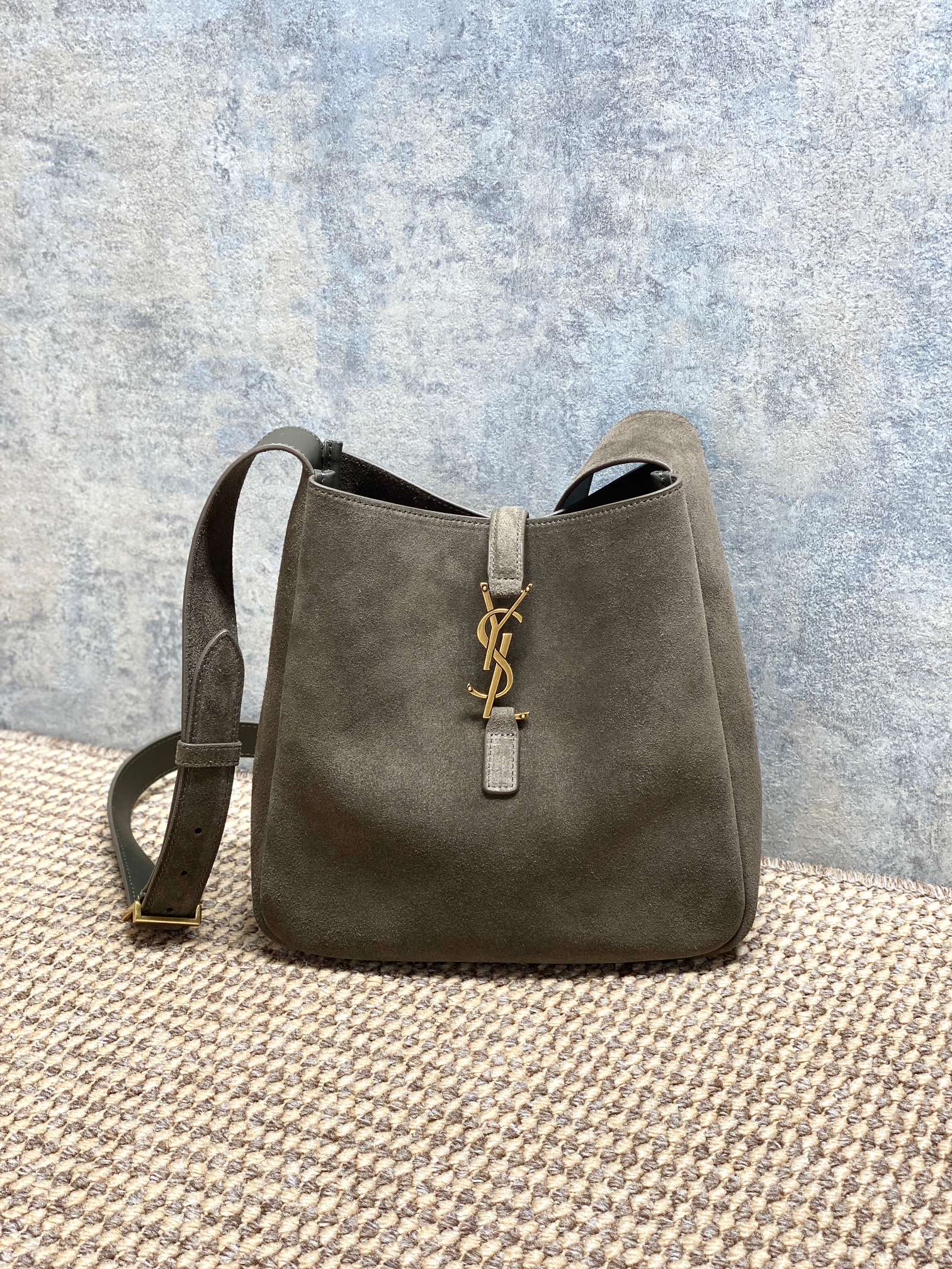 NO:894282,The cross-body version of Hobo is new, made of high-quality cowhide, with a delicate and durable feel, and a metal logo, giving it a full sense of brand. The small design is perfect for daily commuting or traveling. The shoulder strap is adjustable and can be worn on one shoulder or cross-body. The internal space is reasonable and it comes with a small storage bag, which is practical and fashionable!  The black and gold color scheme is classic and versatile, and can easily be worn in various styles. It is one of Saint Laurent's popular items. Model A00211, size 22.5x23x8.5cm, YSL Saint Laurent grade original leather, saint laurent, saint laurent, cowhide, Hermes,19860909斜挎版的Hobo上新,选用优质牛皮,手感细腻耐用,搭配金属Logo,品牌感满满.小号设计,日常通勤或出行都超适合,肩带可调节,单肩斜挎随心切换.内部空间合理,附小收纳袋,实用又时髦！黑金配色经典百搭,轻松hold住各种穿搭风格,是圣罗兰热门单品之一. 型号A00211 尺寸22.5x23x8.5cm,YSL圣罗兰特级原厂皮,saint laurent,saint laurent,cowhide,Hermes,,Bag