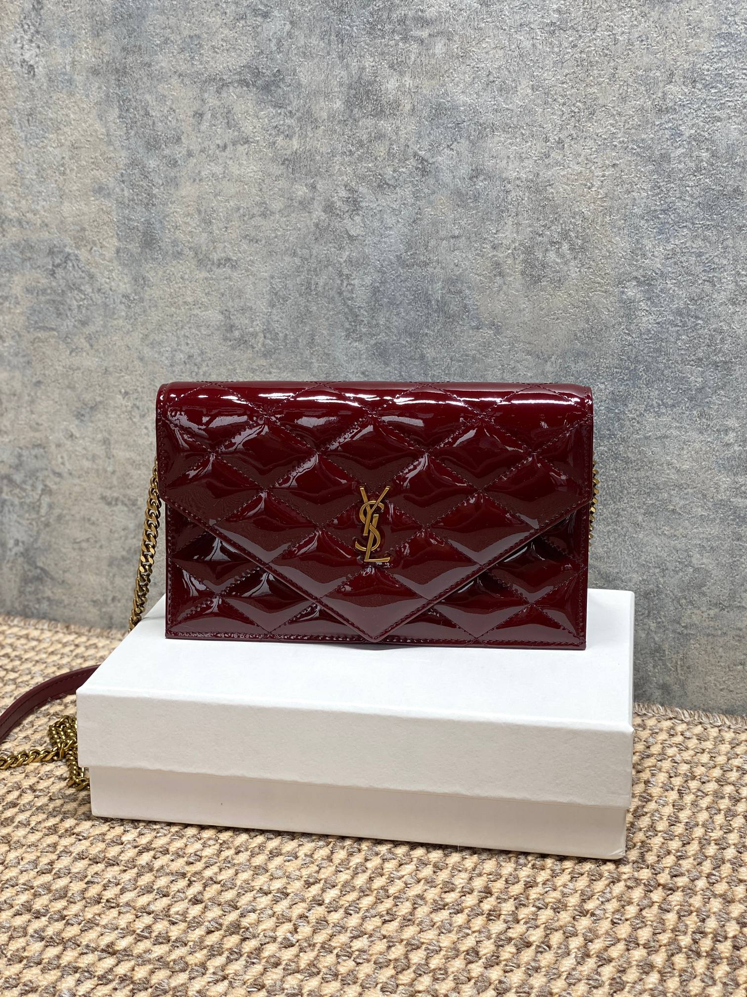 NO:894317,YSL Becky diamond chain bag, mirrored patent leather with lambskin + metal chain, simple, elegant and super textured. Diamond quilting technology, matched with YSL metal logo, low-key and refined. The chain can be worn on one shoulder or crossbody, with moderate capacity, perfect for commuting and going out on the street!  Lambskin is soft, durable and versatile, and can be easily controlled in all seasons. It has a French sense of relaxation. Size 20×13×5cm. Model 871149, YSL Saint Laurent premium original leather, saint laurent, saint laurent, sheepskin, Hermes,19860909YSL Becky菱格纹链条包,镜面漆皮配小羊皮+金属链条,简约优雅又超有质感.菱格纹绗缝工艺,搭配YSL金属徽标,低调精致.链条可单肩/斜挎,容量适中,通勤出街都很OK！小羊皮柔软耐用百搭,四季都能轻松驾驭,法式松弛感拿捏住啦 尺寸20×13×5cm 型号871149,YSL圣罗兰特级原厂皮,saint laurent,saint laurent,sheepskin,Hermes,,Bag