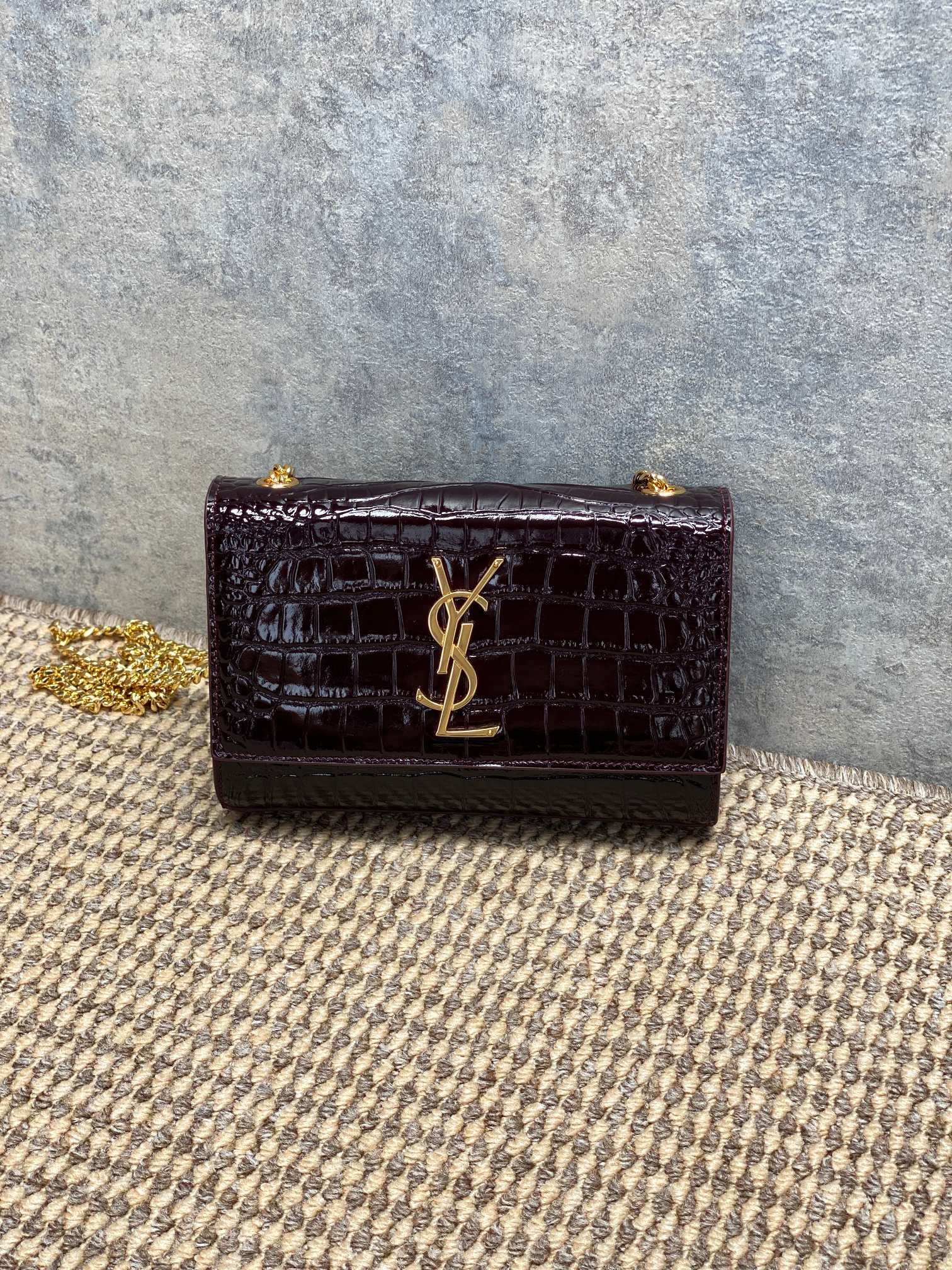 NO:894326,YSL KATE series crocodile pattern chain bag is made of crocodile embossed leather, full of luster, with metal chain and YSL logo, retro and noble. Medium size, moderate capacity, easy to carry for commuting or dinner. The burgundy color is super white, and it goes well with sweaters and coats in autumn and winter. The chain shoulder strap can be worn on one shoulder or cross-body. It has various carrying methods, practical and fashionable. It is a popular YSL classic!  Size 20x14x5cm Code 377629, YSL Saint Laurent grade original leather, saint laurent, saint laurent, jackets & coats, sweaters, Hermes,19860909YSL KATE系列鳄鱼纹链条包,采用鳄鱼压纹皮革,光泽感满满,搭配金属链条和YSL标志,复古又贵气.中号尺寸,容量适中,通勤或晚宴都能轻松驾驭.酒红色超显白,秋冬搭配毛衣、外套都很出彩,链条肩带可单肩或斜挎,背法多样,实用又时髦,是YSL经典热门款！ 尺寸20x14x5cm 编码 377629,YSL圣罗兰特级原厂皮,saint laurent,saint laurent,jackets & coats,sweaters,Hermes,,Bag
