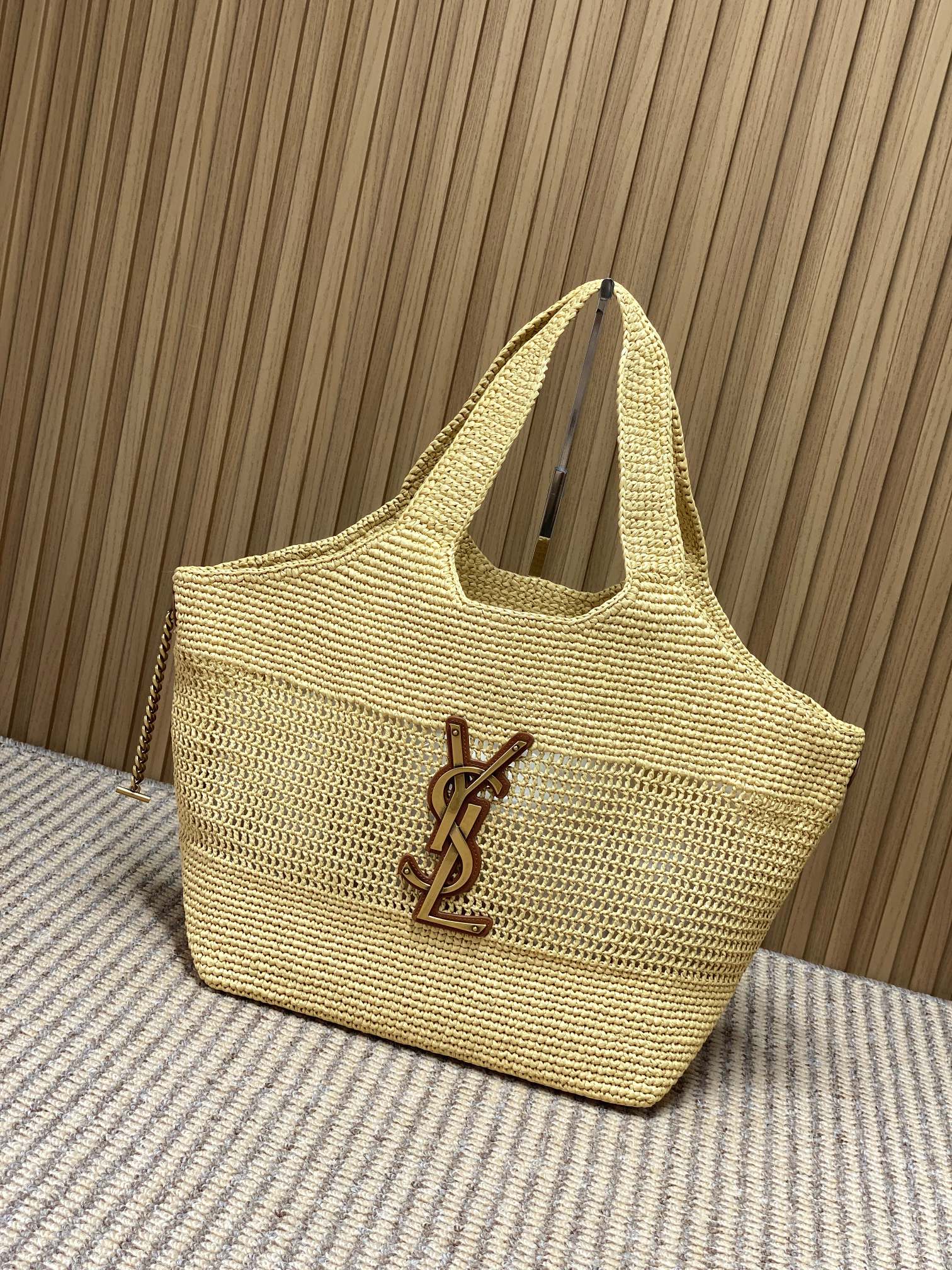 NO:894343,YSL ICARE raffia tote bag, hand-crocheted, natural raffia material, light and breathable, a must-have for spring and summer!  The bag body has hollow embroidery + embossed lace, and is paired with the classic metal YSL logo, which is highly recognizable. It comes with a detachable glasses bag, which is very convenient for storing small items. The large-capacity design can easily hold daily necessities for commuting, vacations, and beaches. It is practical and fashionable, and is a dazzling item for spring and summer wear!  Model 868748 Size: 31/46 x 28 x 15/5cm, YSL Saint Laurent grade original leather, saint laurent, saint laurent, totes, Hermes,19860909YSL ICARE拉菲草托特包,手工钩织,天然拉菲草材质,轻盈透气,春夏必备！包身镂空刺绣+浮雕花边,搭配经典金属YSL标志,辨识度超高.配可拆卸眼镜包,收纳小物超方便.大容量设计,通勤、度假、沙滩都能轻松装下日常用品,实用又时髦,是春夏穿搭的亮眼单品！ 型号868748 尺寸:31/46 x 28 x 15/5cm,YSL圣罗兰特级原厂皮,saint laurent,saint laurent,totes,Hermes,,Bag