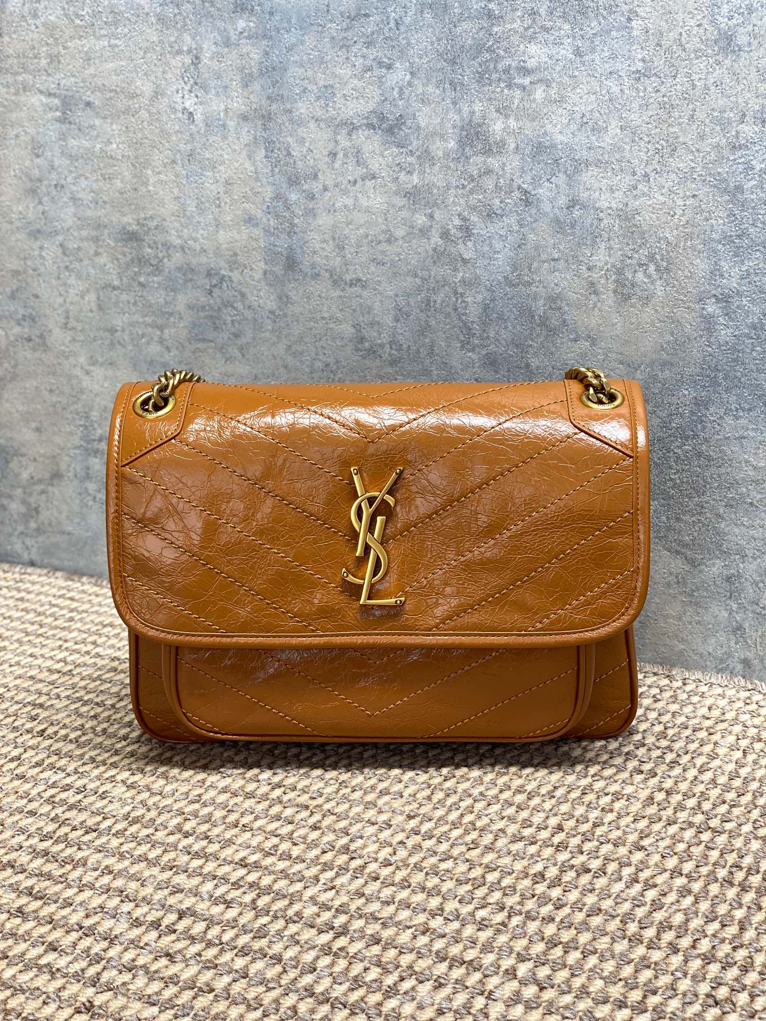 NO:894355,YSL Niki medium handbag, oil-waxed cowhide, full of luster, diamond pattern + metal YSL logo is super recognizable!  It's great for daily commuting and going out on the street. The chain shoulder strap can be carried by hand, on one shoulder, or across the body. It has versatile carrying methods and is very practical. The caramel color is very popular in autumn and winter. It has a great atmosphere when matched with clothes. The internal space is reasonable and daily items can be easily carried. It is a classic and popular model of YSL!  Size 28×8×20cm Code 498894, YSL Saint Laurent grade original leather, saint laurent, saint laurent, louis vuitton, cowhide, Hermes,19860909YSL Niki中号手袋,油蜡牛皮,光泽感满满,菱格纹+金属YSL标志超有辨识度！日常通勤、出街都很OK.链条肩带可手提、单肩、斜挎,背法多变,实用性超强.焦糖色秋冬超火,搭配衣服超有氛围感,内部空间合理,日常物品轻松装下,是YSL家的经典热门款！ 尺寸28×8×20cm 编码498894,YSL圣罗兰特级原厂皮,saint laurent,saint laurent,louis vuitton,cowhide,Hermes,,Bag