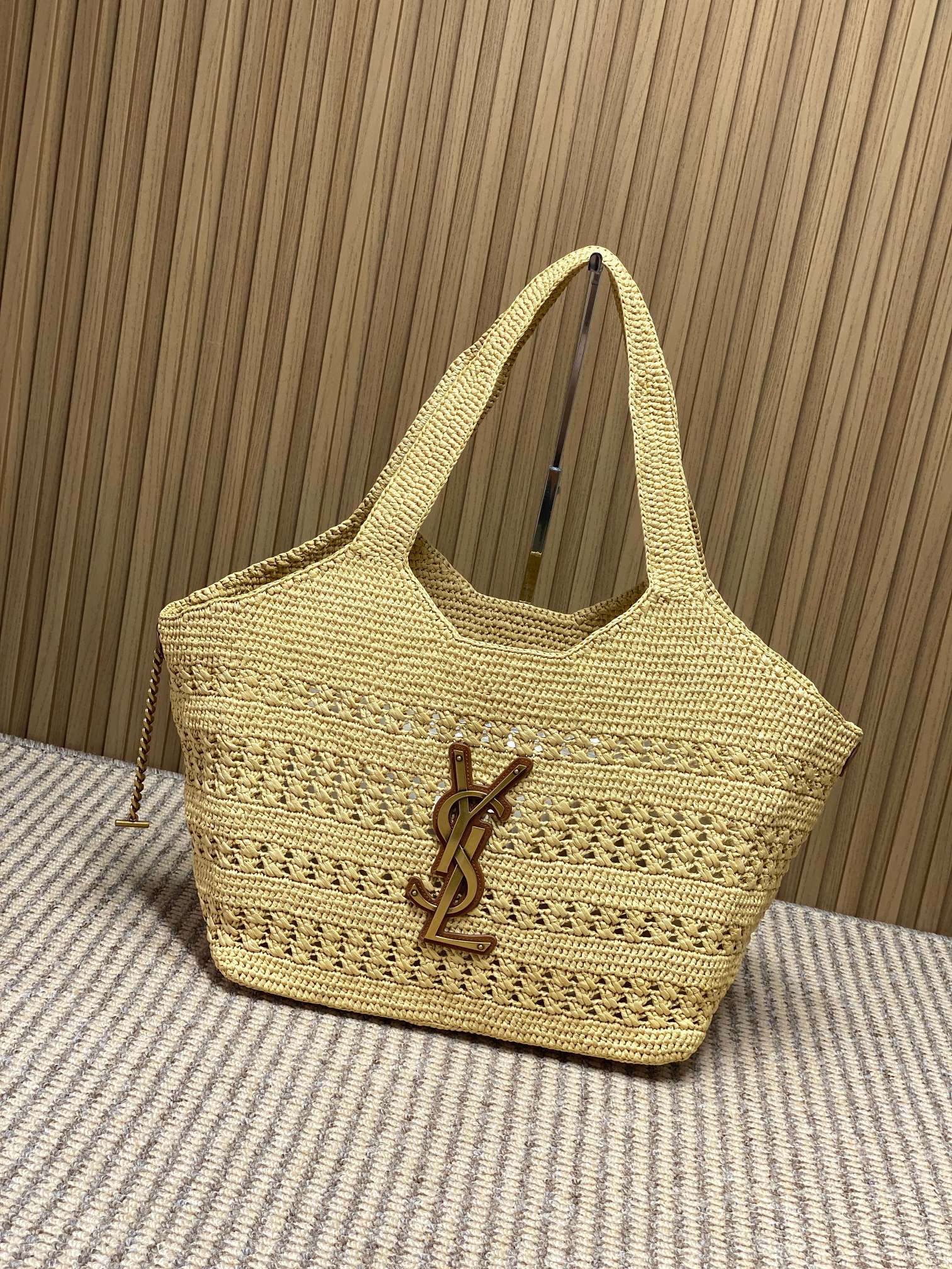NO:894363,The YSL ICARE handbag is woven with natural raffia and matched with an aged metal YSL logo, giving it a French holiday atmosphere. It is edged with vegetable tanned leather, durable and textured. It has a large capacity and can easily hold daily necessities for commuting and vacationing. The inner laces are adjustable, practical and beautiful. It can be easily matched whether it is a beach vacation or urban commuting, it is relaxed and high-end, and it directly fills the summer atmosphere. Model 858191F Size: 31/46 x 28 x  15/5cm, YSL saint laurent grade original leather, saint laurent, saint laurent, espadrilles, Hermes,19860909YSL ICARE手袋采用天然拉菲草编织,搭配做旧金属YSL标志,法式度假氛围感满满.植鞣皮革包边,耐用又有质感.容量超大,通勤、度假都能轻松装下日常用品.内里系带可调节,实用又美观.无论海边度假还是都市通勤,都能轻松搭配,松弛又高级,夏日氛围感直接拉满. 型号858191F 尺寸:31/46 x 28 x 15/5cm,YSL圣罗兰特级原厂皮,saint laurent,saint laurent,espadrilles,Hermes,,Bag