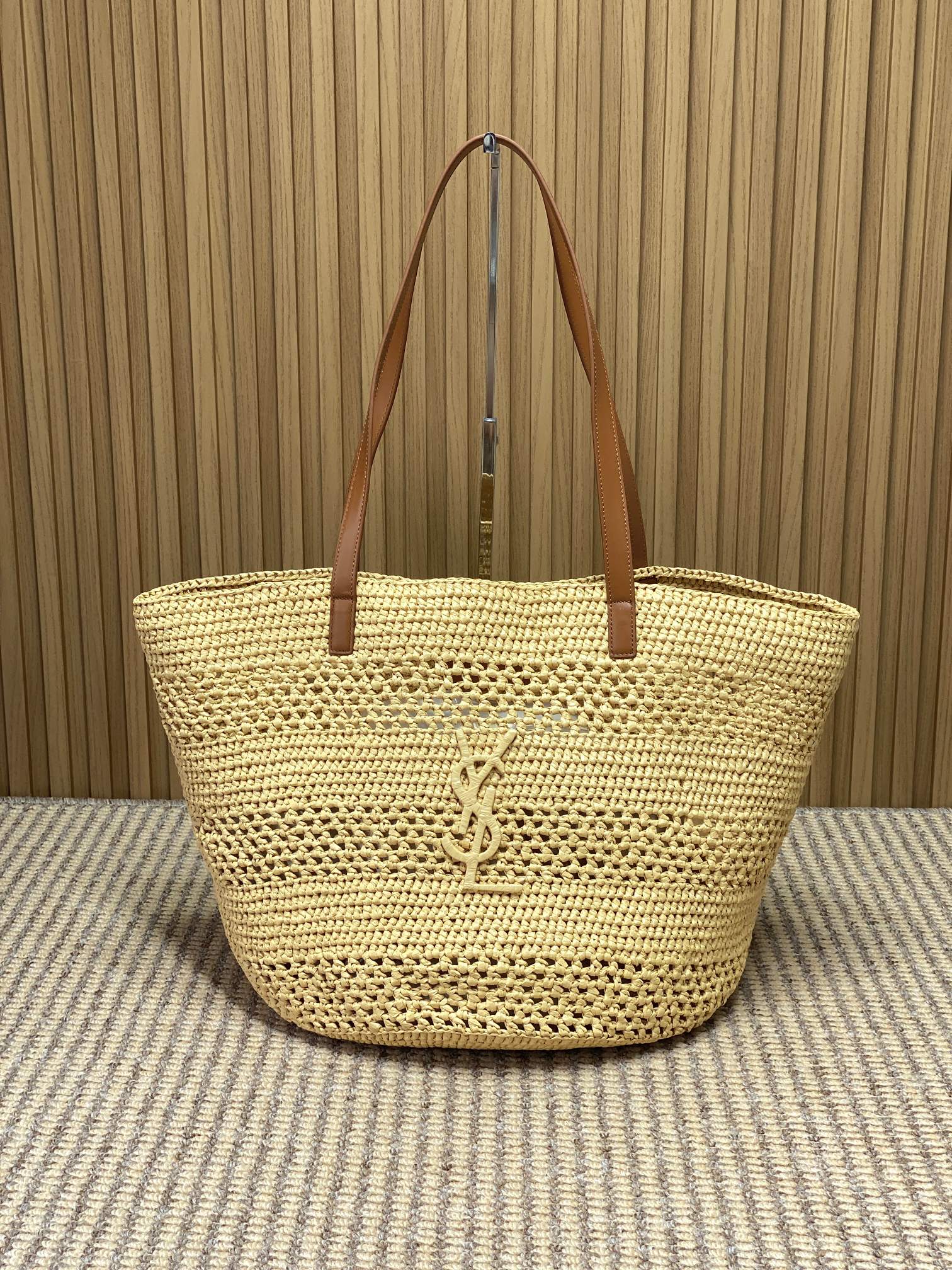 NO:894425,Yves Saint Laurent Panier large straw shopping bag, made of raffia + brown leather handle, full of French elegance!  The YSL woven logo on the front is super recognizable. The size is suitable for daily commuting and vacation, and it can hold sunscreen, sun hat and other small items. The straw texture has a summer atmosphere, and it looks great with dresses or casual wear, making it easy to create a relaxed look. Model 868856F, size 29-52x29x29cm, YSL Saint Laurent premium original leather, saint laurent, saint  laurent,espadrilles,skirts,hats,Hermes,19860909圣罗兰Panier大号草编购物袋,拉菲草材质+棕色皮革手柄,法式优雅感满满！正面YSL编织Logo超有辨识度.尺寸适中,日常通勤、度假都能装下防晒霜、遮阳帽等小物.草编纹理自带夏日氛围,搭配连衣裙或休闲装都很出片,轻松打造松弛感穿搭. 型号868856F 尺寸29-52x29x29cm,YSL圣罗兰特级原厂皮,saint laurent,saint laurent,espadrilles,skirts,hats,Hermes,,Bag