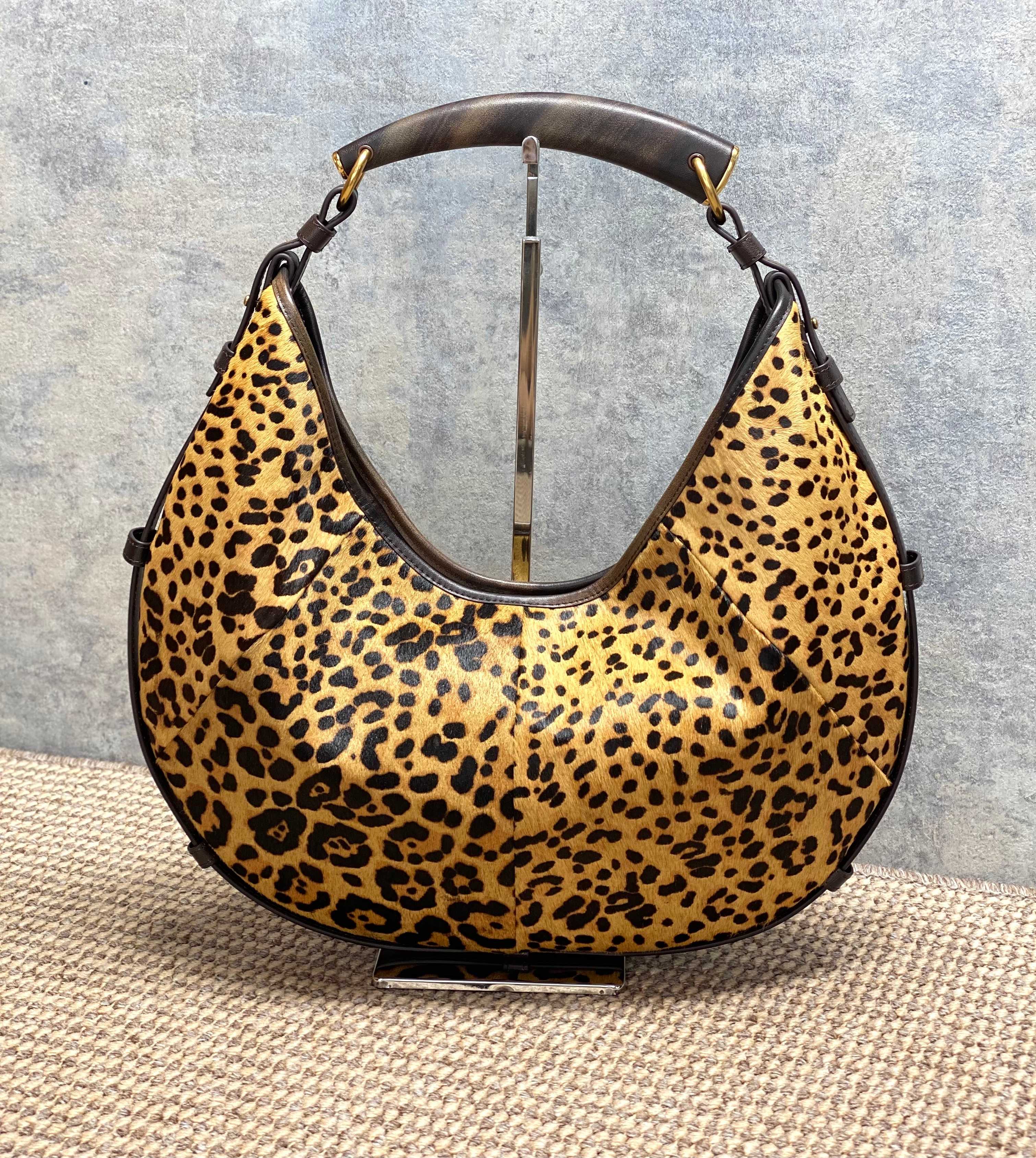 NO:894371,YSL Mombasa handbag, the crescent shape is very recognizable, the horse hair and leopard print texture is perfect, and the metal details are embellished, it is simple and high-end. It has a large capacity and can be worn for daily commuting. It can be carried on the shoulder or shoulder, and it is versatile and can be worn with any clothes!  Inspired by the golden age of the millennium, it is both retro and modern. Fashionistas love it. It is a super popular item in the YSL family!  Model 841697 Size 24-48x31-44x3cm, YSL Saint Laurent grade original leather, saint laurent, saint laurent, louis vuitton, gold, Hermes,19860909YSL Mombasa手袋,新月造型超有辨识度,马毛豹纹质感满分,金属细节点缀,简约又高级.容量大,通勤日常都能装,手提肩背都OK,百搭不挑衣服！灵感来自千禧黄金年代,复古与现代感兼具,时髦精们都爱它,是YSL家超火的热门单品！ 型号841697 尺寸24-48x31-44x3cm,YSL圣罗兰特级原厂皮,saint laurent,saint laurent,louis vuitton,gold,Hermes,,Bag