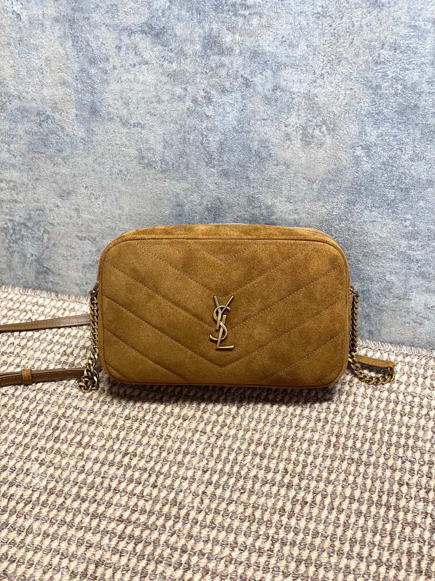 NO:894378,YSL's new LouLou camera bag, caramel suede nubuck leather + gold chain, simple and highly recognizable!  V-shaped quilted texture + YSL metal logo, perfect texture. The size is just right, suitable for commuting and going out on the street, and can be worn on one shoulder or cross-body. The internal space is reasonable, and daily small items can be easily loaded. It is practical and fashionable. It is a versatile artifact for work or leisure wear!  Model 23x14x6cm Model 869468, YSL Saint Laurent grade original leather, saint laurent, saint laurent, Hermes,19860909YSL 新款LouLou相机包,焦糖反绒磨砂皮+金色链条,简约又超有辨识度！V字绗缝纹理+YSL金属Logo,质感满分.尺寸刚好,通勤、出街都OK,单肩斜挎随心切换.内部空间合理,日常小物轻松装下,实用又时髦,是职场or休闲穿搭的百搭神器！ 型号23x14x6cm 型号869468,YSL圣罗兰特级原厂皮,saint laurent,saint laurent,Hermes,,Bag