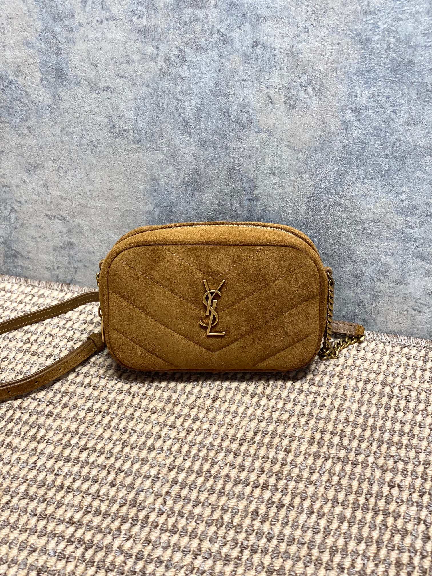 NO:894385,YSL's new LouLou camera bag, caramel suede nubuck leather + gold chain, simple and highly recognizable!  V-shaped quilted texture + YSL metal logo, perfect texture. The size is just right, suitable for commuting and going out on the street, and can be worn on one shoulder or cross-body. The internal space is reasonable, and daily small items can be easily loaded. It is practical and fashionable. It is a versatile artifact for work or leisure wear!  Model 18.5x11.5x5cm Model 869816, YSL Saint Laurent grade original leather, saint laurent, saint laurent, Hermes,19860909YSL 新款LouLou相机包,焦糖反绒磨砂皮+金色链条,简约又超有辨识度！V字绗缝纹理+YSL金属Logo,质感满分.尺寸刚好,通勤、出街都OK,单肩斜挎随心切换.内部空间合理,日常小物轻松装下,实用又时髦,是职场or休闲穿搭的百搭神器！ 型号18.5x11.5x5cm 型号869816,YSL圣罗兰特级原厂皮,saint laurent,saint laurent,Hermes,,Bag
