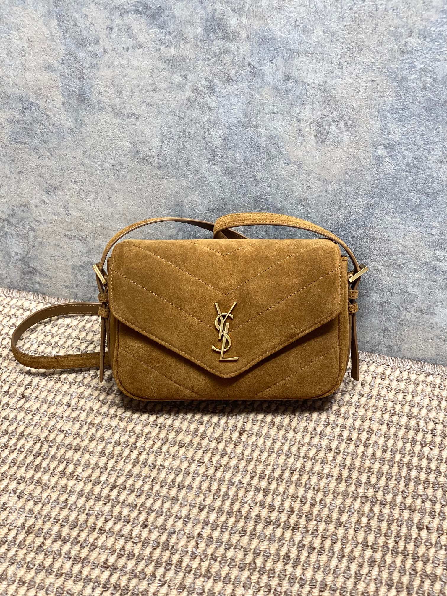NO:894391,YSL LouLou mini chain bag, black lambskin + V-shaped quilting, metal logo is very recognizable. It can easily hold mobile phones, lipstick and other small items for daily commuting and dating. The shoulder strap is adjustable and can be worn on one shoulder and cross-body. It is versatile and fashionable!  Lambskin feels soft and waxy, and the texture is perfect, but you need to pay attention to maintenance to avoid scratches ~ classic design + practicality, it is really worth buying!  Size 21x14x5cm Model 873156, YSL Saint Laurent grade original leather, saint laurent, saint laurent, sheepskin, Hermes,19860909YSL LouLou迷你链条包,黑色小羊皮+V字绗缝,金属Logo超有辨识度.日常通勤、约会都能轻松装下手机、口红等小物.肩带可调节,单肩斜挎都OK,百搭又时髦！小羊皮手感软糯,质感满分,但要注意保养避免刮花哦～经典设计+实用性,真的很值得入手！ 尺寸21x14x5cm 型号873156,YSL圣罗兰特级原厂皮,saint laurent,saint laurent,sheepskin,Hermes,,Bag