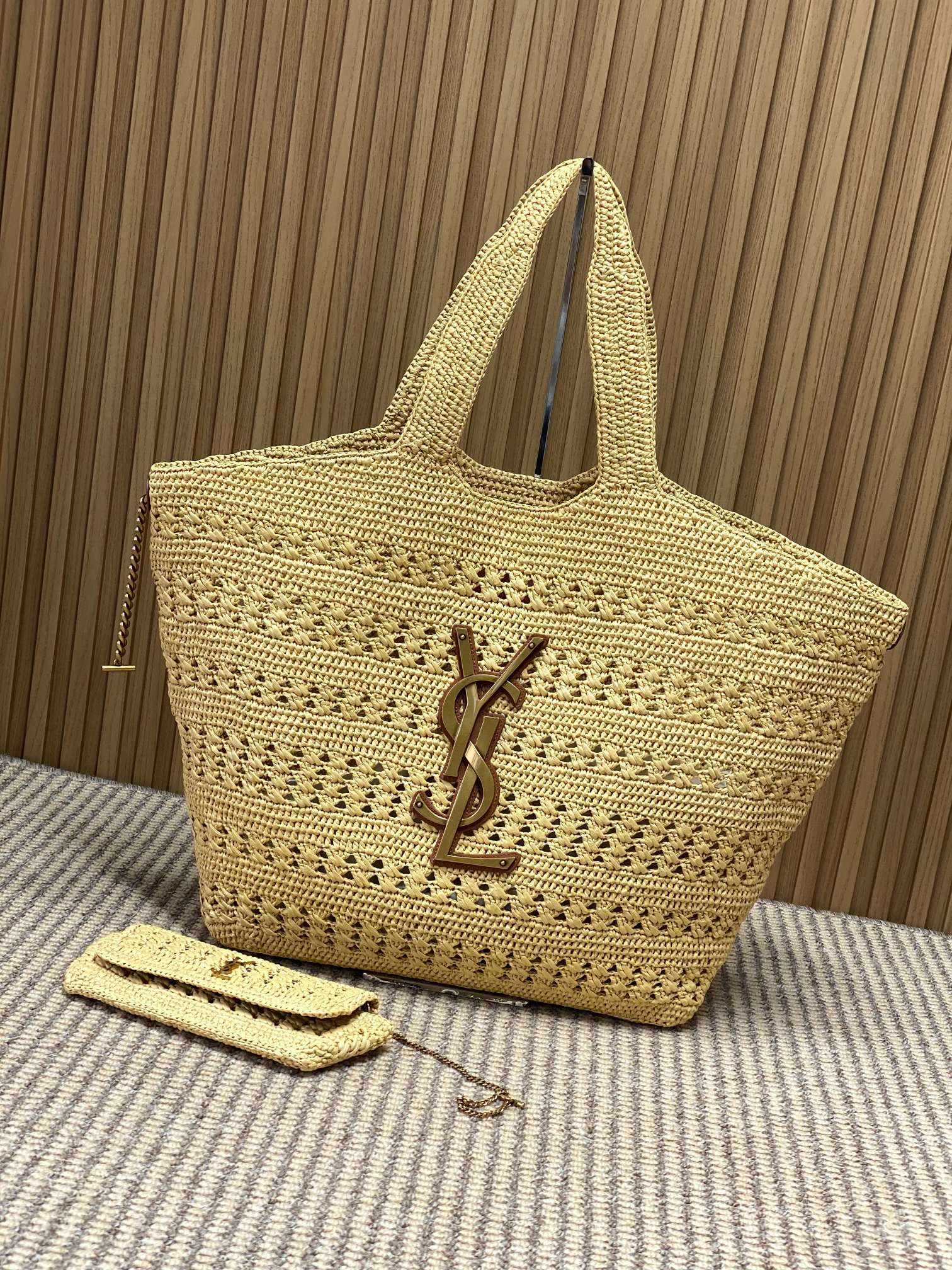 NO:919332,YSL ICARE raffia tote bag, hand-crocheted, natural raffia material, light and breathable, a must-have for spring and summer!  The bag body has hollow embroidery + embossed lace, and is paired with the classic metal YSL logo, which is highly recognizable. It comes with a detachable glasses bag, which is very convenient for storing small items. The large-capacity design can easily hold daily necessities for commuting, vacations, and beaches. It is practical and fashionable, and is a dazzling item for spring and summer wear!  Code 858191-1F Size 38 (58) x43x8cm, YSL Saint Laurent grade original leather, saint laurent, saint laurent, totes, Hermes,19860909YSL ICARE拉菲草托特包,手工钩织,天然拉菲草材质,轻盈透气,春夏必备！包身镂空刺绣+浮雕花边,搭配经典金属YSL标志,辨识度超高.配可拆卸眼镜包,收纳小物超方便.大容量设计,通勤、度假、沙滩都能轻松装下日常用品,实用又时髦,是春夏穿搭的亮眼单品！ 编码858191-1F 尺寸38（58）x43x8cm,YSL圣罗兰特级原厂皮,saint laurent,saint laurent,totes,Hermes,,Bag