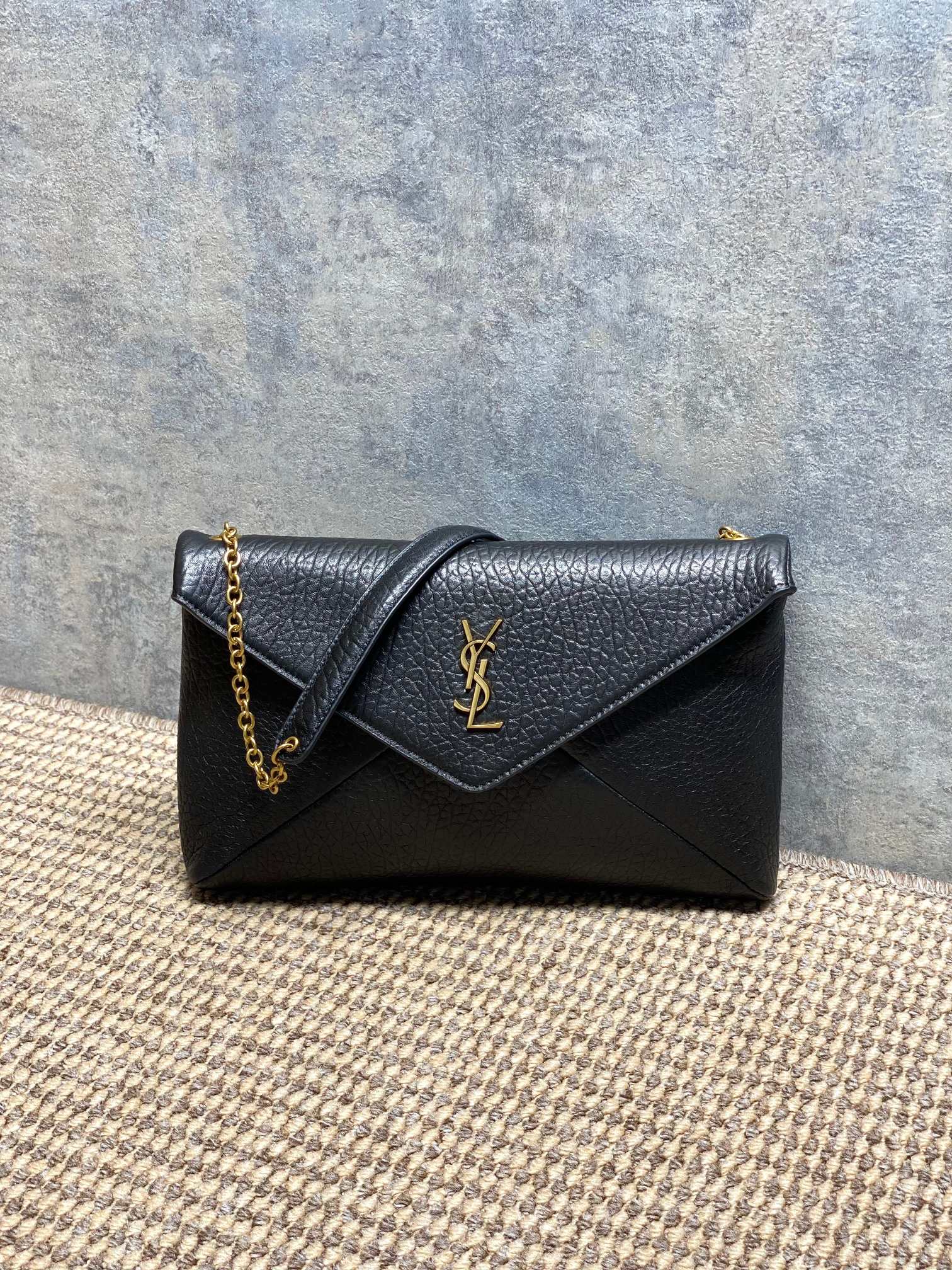 NO:919338,YSL Calypso envelope bag, grained lambskin + gold logo, simple and high-end. The envelope-style design has smooth lines and can be carried by hand or cross-body. The shoulder strap is detachable and can be easily used for commuting, dating, and formal occasions. The capacity is moderate and daily items can be easily packed. The sheepskin is soft, but care must be taken to avoid scratches and water stains ~ This bag is practical and fashionable, and it is a must-have versatile item for girls with temperament!  Size 29.519860909YSL Calypso信封包,粒面小羊皮+金色Logo,简约又高级.信封式设计,线条流畅,手提or斜挎都OK,肩带可拆卸,通勤、约会、正式场合都能轻松驾驭,容量适中,日常物品轻松装下.羊皮柔软但要注意保养,避免刮擦和水渍哦～这款包实用又时髦,是气质女生必入的百搭神器！ 尺寸29.5 X 18 X 5cm 型号853610,YSL圣罗兰特级原厂皮,saint laurent,saint laurent,sheepskin,Hermes,,Bag