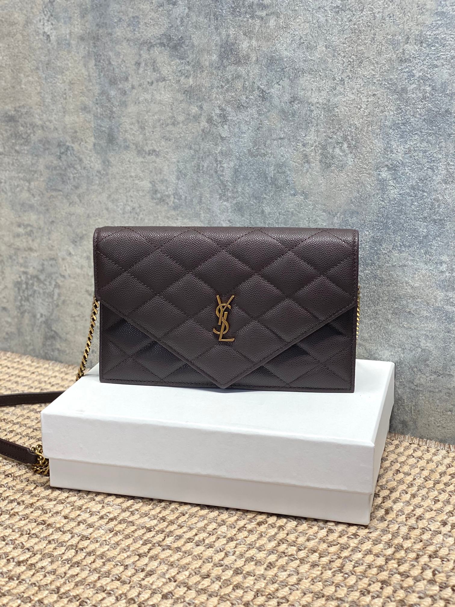 NO:919344,YSL Becky diamond pattern chain bag, ball pattern lambskin + metal chain, simple, elegant and super texture. Diamond pattern quilting technology, matched with YSL metal logo, low-key and exquisite. The chain can be worn on one shoulder or crossbody, with moderate capacity, perfect for commuting and going out on the street!  Lambskin is soft, durable and versatile, and can be easily controlled in all seasons. It has a French sense of relaxation. Size 20×13×5cm. Model 871149, YSL Saint Laurent premium original leather, saint laurent, saint laurent, sheepskin, Hermes,19860909YSL Becky菱格纹链条包,球纹小羊皮+金属链条,简约优雅又超有质感.菱格纹绗缝工艺,搭配YSL金属徽标,低调精致.链条可单肩/斜挎,容量适中,通勤出街都很OK！小羊皮柔软耐用百搭,四季都能轻松驾驭,法式松弛感拿捏住啦 尺寸20×13×5cm 型号871149,YSL圣罗兰特级原厂皮,saint laurent,saint laurent,sheepskin,Hermes,,Bag