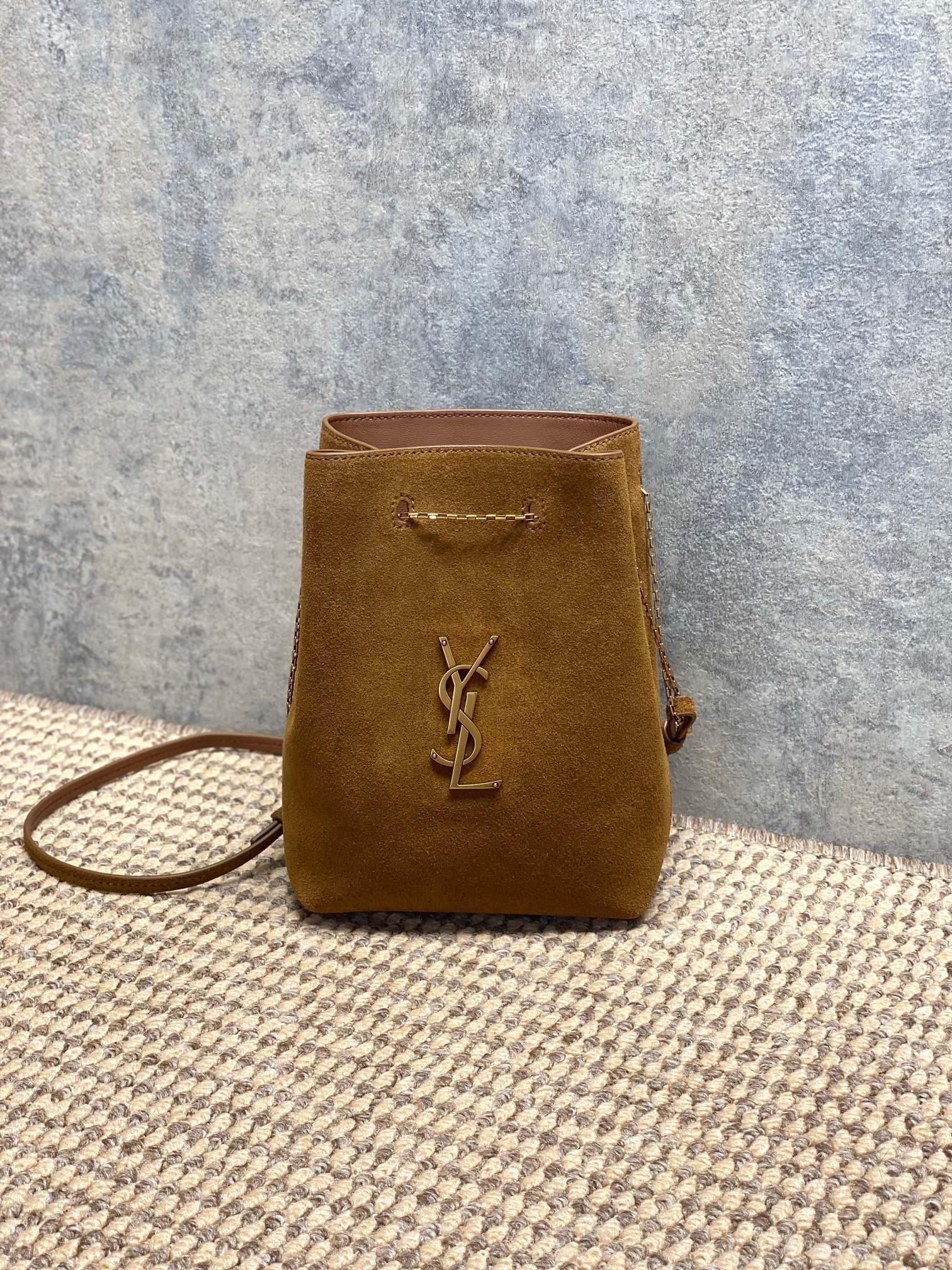 NO:919334,Yves Saint Laurent Cassandre chain bucket bag, frosted suede + gold YSL logo, simple and highly recognizable. Drawstring bucket bag shape, metal chain shoulder strap, can be carried hand-held, on one shoulder, or cross-body, and it is versatile for daily commuting or going out on the street!  Moderate in size, practical and fashionable, it is a classic and popular model of Saint Laurent. You can’t go wrong with it no matter how you match it~ Size 20x24x3cm Model 801070, YSL Saint Laurent premium original leather, saint laurent, saint laurent, Hermes,19860909圣罗兰Cassandre链条水桶包,磨砂反绒皮+金色YSL徽标,简约又超有辨识度.抽绳水桶包型,金属链条肩带,手提、单肩、斜挎都OK,日常通勤或出街都很百搭！尺寸适中,实用又时髦,是圣罗兰经典热门款,怎么搭都不出错～ 尺寸20x24x3cm 型号801070,YSL圣罗兰特级原厂皮,saint laurent,saint laurent,Hermes,,Bag