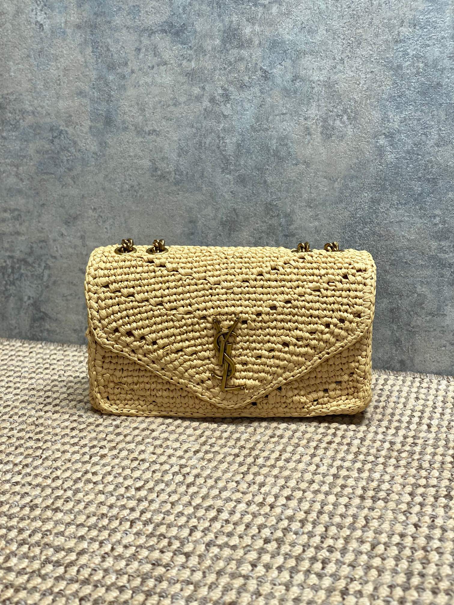 NO:938689,YSL LouLou woven chain bag, V-pattern woven handmade. Gold YSL logo + chain shoulder strap, can be carried as a handbag, one shoulder, or cross-body, and can be easily carried on commuting and dating!  There is a detachable small card holder and a double-sided mirror inside, which is practical and thoughtful. It is versatile and timeless. It is the iconic design of Yves Saint Laurent and a must-have for fashionistas!  Code 801437 Size 24x14x6cm, YSL Saint Laurent grade original leather, saint laurent, saint laurent, Hermes,19860909YSL LouLou编织链条包,V纹编织手工.金色YSL标志+链条肩带,手提、单肩、斜挎都OK,通勤约会都能轻松驾驭！内部有可拆卸小卡包和双面镜,实用又贴心.百搭不过时,是圣罗兰家的标志性设计,时髦精必入！ 编码801437 尺寸24x14x6cm,YSL圣罗兰特级原厂皮,saint laurent,saint laurent,Hermes,,Bag