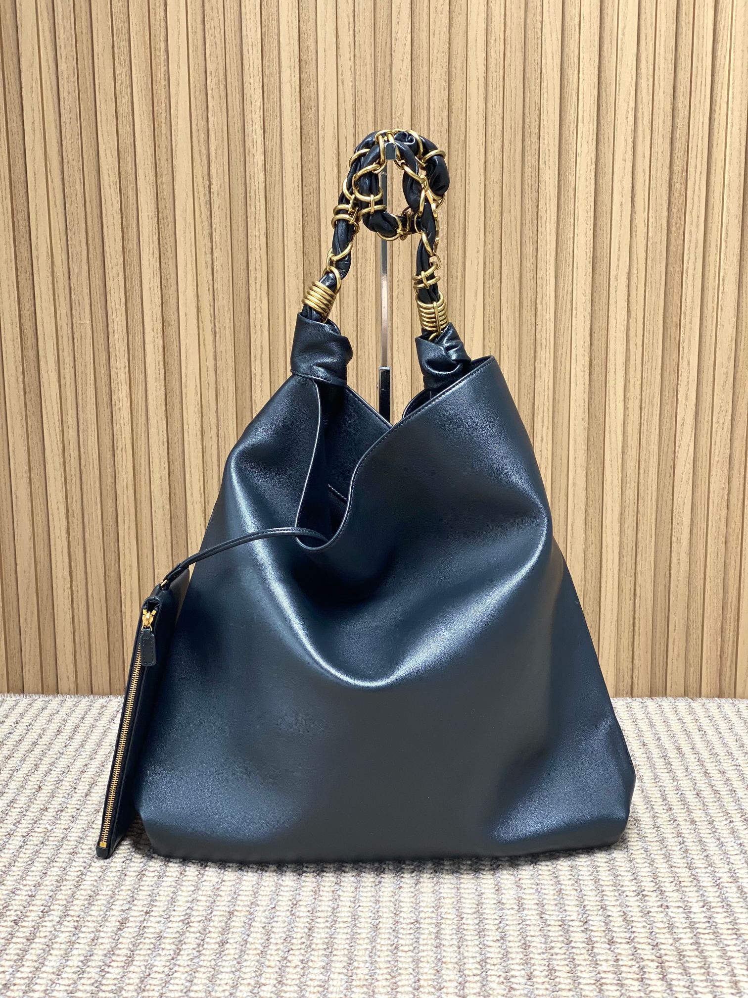 NO:938783,Ysl's suede chain tote bag is made of caramel brown suede material. It feels soft and textured. The metal chain shoulder strap has a super retro atmosphere!  Large-capacity design, can fit 14-inch notebooks and books, and is OK for commuting to class. The suede has its own warm filter, which is super high-end when paired with dark clothes in autumn and winter. The chain shoulder strap is practical and fashionable, and can be worn on the shoulder or in the hand. It is a relaxing tool for autumn and winter wear. Size 42 X 50 X 1cm Model 834750 F98, YSL Saint Laurent premium original leather, saint laurent, saint  laurent,totes,chamois leather,Hermes,19860909Ysl这款麂皮绒链条托特包,焦糖棕色绒面材质,手感柔软有质感,金属链条肩带超有复古氛围感！大容量设计,14寸笔记本、书本都能装,通勤上课都OK.麂皮绒自带温暖滤镜,秋冬搭配深色系衣服超显高级,链条肩带实用又时髦,单肩or手提都很百搭,是秋冬穿搭的松弛感神器. 尺寸42 X 50 X 1cm 型号834750 F98,YSL圣罗兰特级原厂皮,saint laurent,saint laurent,totes,chamois leather,Hermes,,Bag