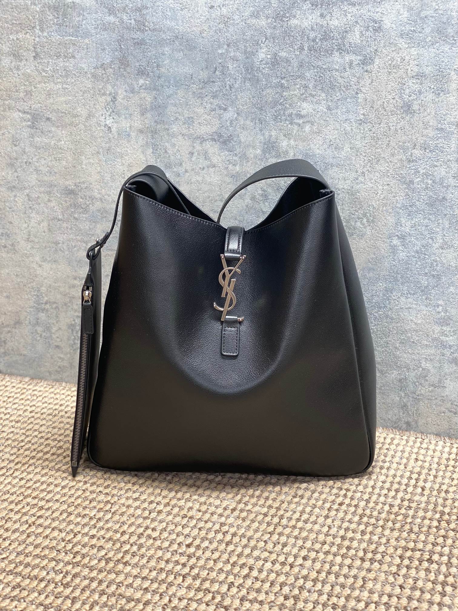 NO:938798,YSL's new Hobo underarm bag, first-layer cowhide + gold logo, simple and high-end. The shoulder strap is adjustable and can be worn on the shoulder or in a handbag. It can be worn for commuting and leisure. There are compartments and zipper bags inside, making storage very convenient!  The leather is soft and light, the capacity is moderate, and daily necessities can be easily packed. Paired with the DuPont paper liner bag, the bottom is more stable and the space is tidier. It is practical and fashionable. It is a classic and popular model of YSL!  Size 30x31x13 cm Code 850545, YSL Saint Laurent grade original leather, saint laurent, saint laurent, cowhide, Hermes,19860909YSL 新版 Hobo腋下包,头层牛皮+金色Logo,简约又高级.肩带可调节,单肩/手提都OK,通勤休闲都能搭.内部有隔层和拉链袋,收纳超方便！皮质柔软轻盈,容量适中,日常用品轻松装下.搭配杜邦纸内胆包,底部更稳,空间更整洁,实用又时髦,是YSL经典热门款！ 尺寸30x31x13 cm 编码850545,YSL圣罗兰特级原厂皮,saint laurent,saint laurent,cowhide,Hermes,,Bag