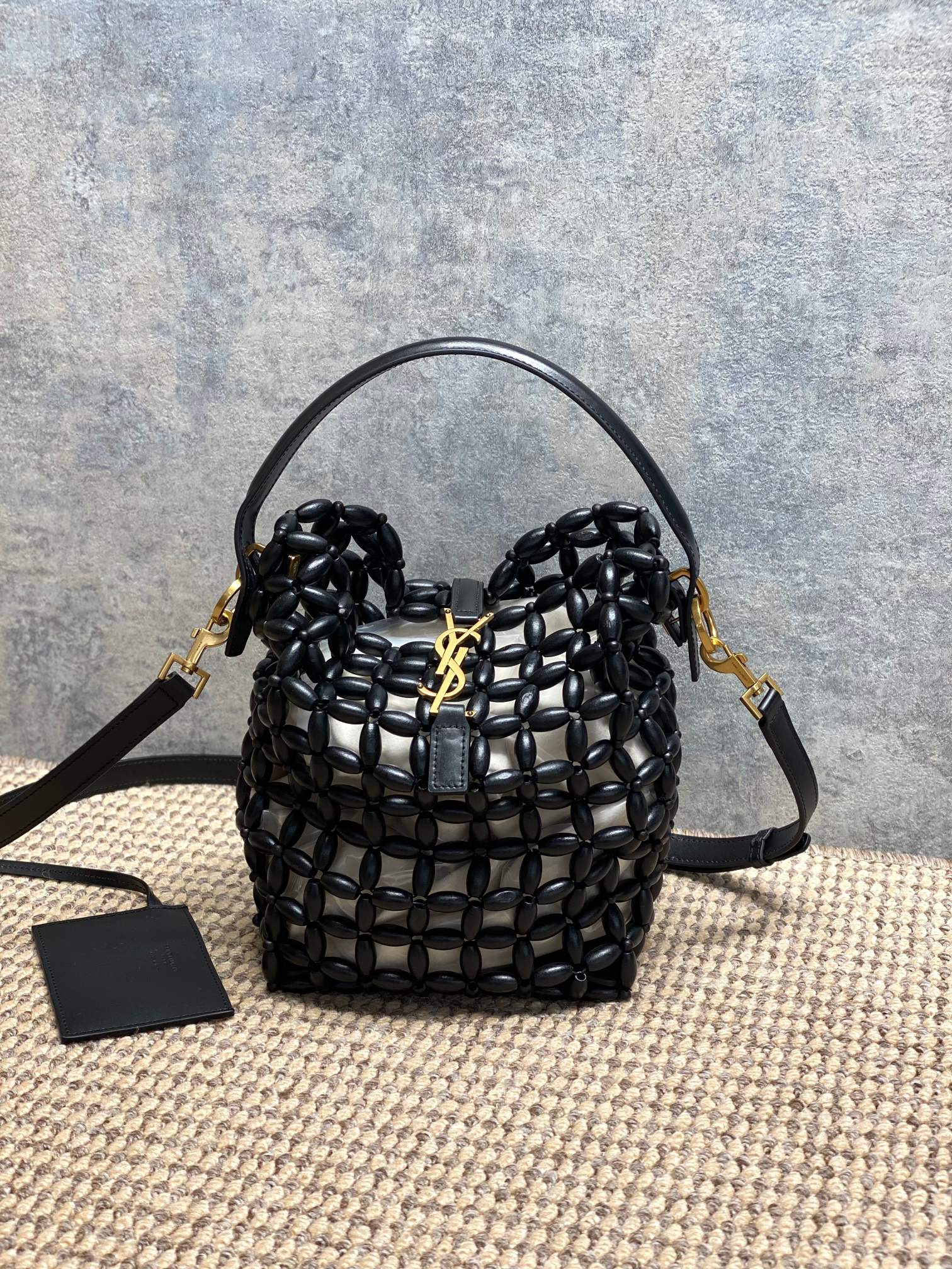 NO:938812,Saint Laurent wooden bead woven bucket bag, 25Fall series, hand-woven, black tone + black leather handle, full of simple and natural style!  The metal YSL logo is very recognizable. It has a bucket bag shape, with a detachable leather card holder, which can be carried hand-held or cross-body. It can be easily used for commuting and vacation. The wooden beads are light and breathable, suitable for carrying in summer, practical and fashionable. It is a versatile tool for summer wear!  Size 17x20x13cm Code 749036, YSL Saint Laurent grade original leather, saint laurent, saint laurent, Hermes,19860909圣罗兰木珠编织水桶包,25Fall系列,手工编织,黑色色调+黑色皮革手柄,简约自然风满满！金属YSL标志超有辨识度.水桶包造型,配可拆卸皮革卡包,手提or斜挎都OK,通勤、度假都能轻松驾驭～木珠轻便透气,夏天背超合适,实用又时髦,是夏日穿搭的百搭神器！ 尺寸17x20x13cm 编码749036,YSL圣罗兰特级原厂皮,saint laurent,saint laurent,Hermes,,Bag