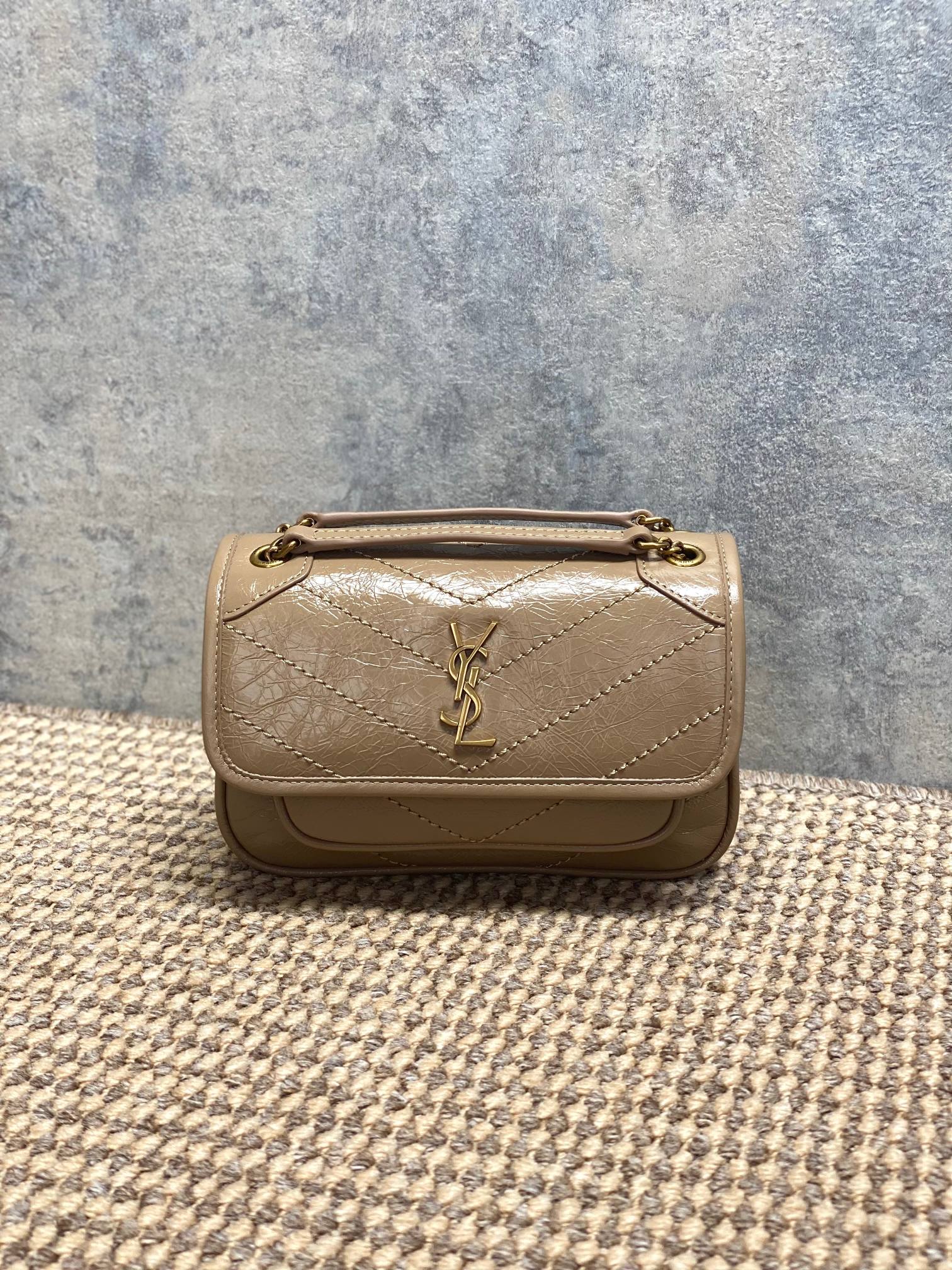 NO:938711,YSL Niki mini handbag, waxed cowhide leather, full of luster, rhombus pattern + metal YSL logo, super recognizable!  It's great for daily commuting and going out on the street. The chain shoulder strap can be carried by hand, on one shoulder, or across the body. It has versatile carrying methods and is very practical. The caramel color is very popular in autumn and winter. It has a great atmosphere when matched with clothes. The internal space is reasonable and daily items can be easily carried. It is a classic and popular model of YSL!  Size 18x12.5x5cm Code 828736, YSL Saint Laurent grade original leather, saint laurent, saint laurent, louis vuitton, cowhide, Hermes,19860909YSL Niki迷你手袋,油蜡牛皮,光泽感满满,菱格纹+金属YSL标志超有辨识度！日常通勤、出街都很OK.链条肩带可手提、单肩、斜挎,背法多变,实用性超强.焦糖色秋冬超火,搭配衣服超有氛围感,内部空间合理,日常物品轻松装下,是YSL家的经典热门款！ 尺寸18x12.5x5cm 编码828736,YSL圣罗兰特级原厂皮,saint laurent,saint laurent,louis vuitton,cowhide,Hermes,,Bag
