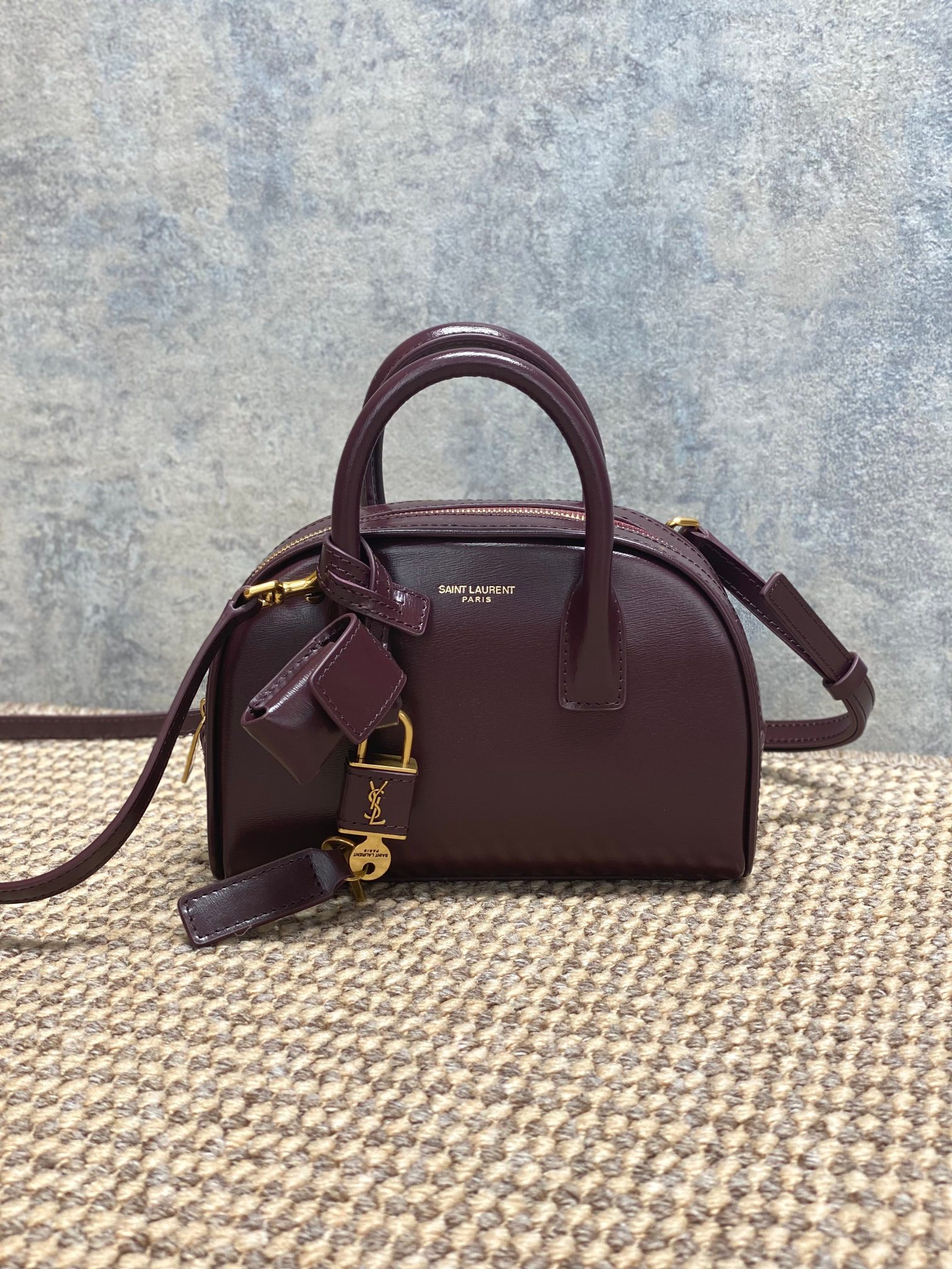 NO:938726,YSL burgundy bowling bag, retro burgundy glossy leather, with a delicate texture and perfect luster. Mini bowling shape, small and exquisite, can be carried in the hand, on the shoulder, or cross-body, and it is very versatile for daily travel!  The gold lock + YSL logo is low-key and luxurious. Although the interior space is small, it can hold daily small items, practical and fashionable. The burgundy color is white and high-end. It can easily enhance the atmosphere of the outfit when paired with a skirt or jeans. It is a must-have item for light luxury fashion!  Model 866781F68 Size 19x7x13cm, YSL Saint Laurent grade original leather, saint laurent, saint laurent, skirts, jeans, Hermes,19860909YSL酒红保龄球包,复古酒红亮面皮革,质感细腻光泽感满分.迷你保龄球造型,小巧精致,手拎、单肩、斜挎都OK,日常出行超百搭！金色锁扣+YSL标志,低调又奢华,内部空间虽小但能装下日常小物,实用又时髦.酒红色调显白又高级,搭配裙装或牛仔裤都能轻松提升穿搭氛围感,是轻奢时尚必入单品！ 型号866781F68 尺寸19x7x13cm,YSL圣罗兰特级原厂皮,saint laurent,saint laurent,skirts,jeans,Hermes,,Bag