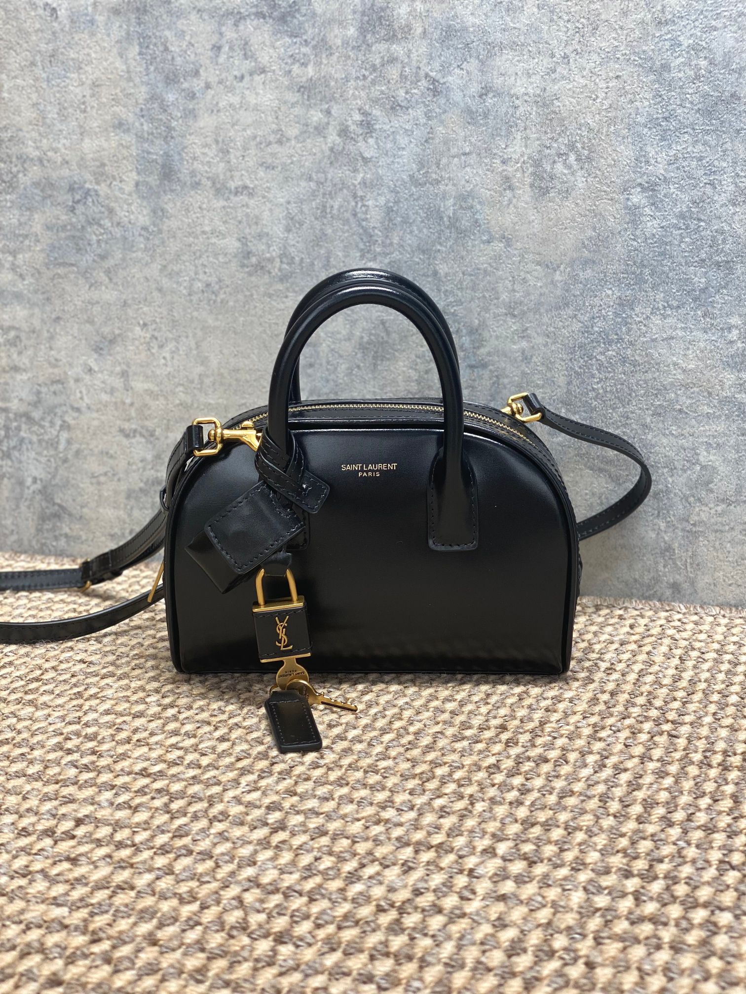 NO:938730,YSL bowling bag, retro glossy leather, with a delicate texture and perfect luster. Mini bowling shape, small and exquisite, can be carried in the hand, on the shoulder, or cross-body, and it is very versatile for daily travel!  The gold lock + YSL logo is low-key and luxurious. Although the interior space is small, it can hold daily small items, practical and fashionable. The burgundy color is white and high-end. It can easily enhance the atmosphere of the outfit when paired with a skirt or jeans. It is a must-have item for light luxury fashion!  Model 866781F68 Size 19x7x13cm, YSL Saint Laurent grade original leather, saint laurent, saint laurent, skirts, jeans, Hermes,19860909YSL保龄球包,复古亮面皮革,质感细腻光泽感满分.迷你保龄球造型,小巧精致,手拎、单肩、斜挎都OK,日常出行超百搭！金色锁扣+YSL标志,低调又奢华,内部空间虽小但能装下日常小物,实用又时髦.酒红色调显白又高级,搭配裙装或牛仔裤都能轻松提升穿搭氛围感,是轻奢时尚必入单品！ 型号866781F68 尺寸19x7x13cm,YSL圣罗兰特级原厂皮,saint laurent,saint laurent,skirts,jeans,Hermes,,Bag