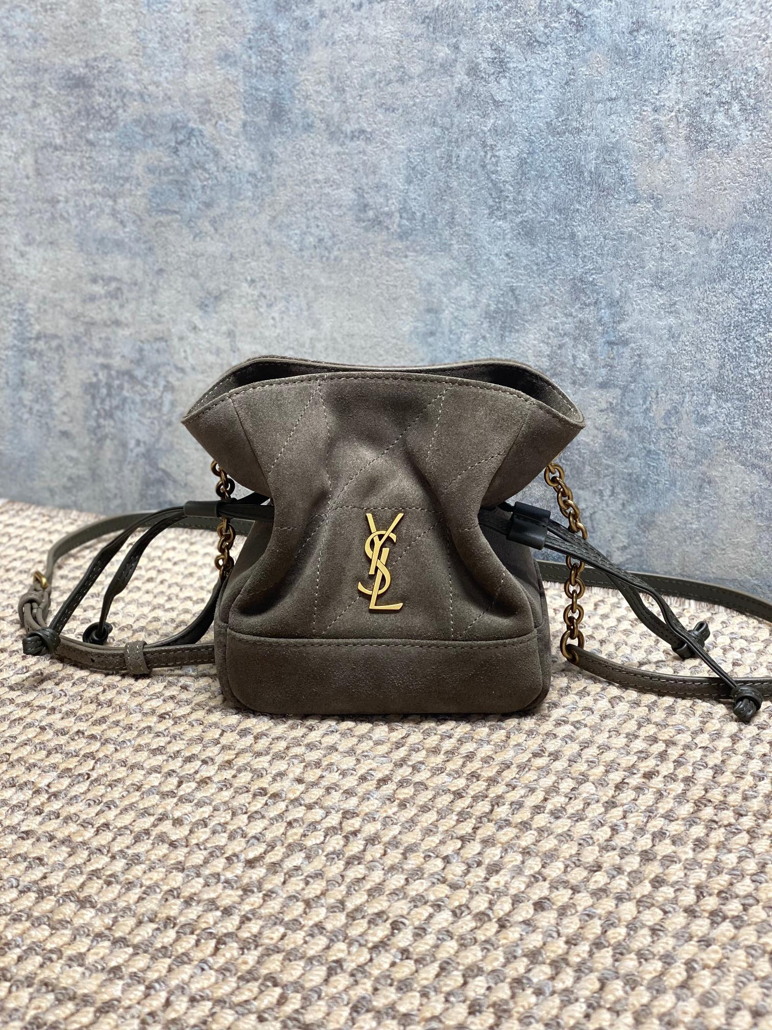 NO:938742,YSL Jamie lucky bag crossbody bag, frosted suede leather, metal YSL logo, simple and highly recognizable. Lightweight and portable, perfect for daily outings or parties!  The shoulder strap is removable and can be worn cross-body or hand-held. It is flexible and versatile. The drawstring design is safe and fashionable. Although the internal space is small, it can hold daily small items. It is practical and beautiful. It is a super popular item in the Yves Saint Laurent Jamie series!  Mini size 14.5x15.5cm model 859174, YSL Saint Laurent grade original leather, saint laurent, saint laurent, satchels, crossbody bags, Hermes,19860909YSL Jamie福袋斜挎包,磨砂反绒皮,金属YSL标志,简约又超有辨识度朴.轻巧便携,日常出街或聚会都很适合！肩带可拆卸,斜挎o手提都OK,灵活百搭.抽绳设计安全又时髦,内部空间虽小但能装下日常小物,实用又好看,是圣罗兰Jamie系列超火单品！ 迷你尺寸14.5x15.5cm 型号859174,YSL圣罗兰特级原厂皮,saint laurent,saint laurent,satchels,crossbody bags,Hermes,,Bag