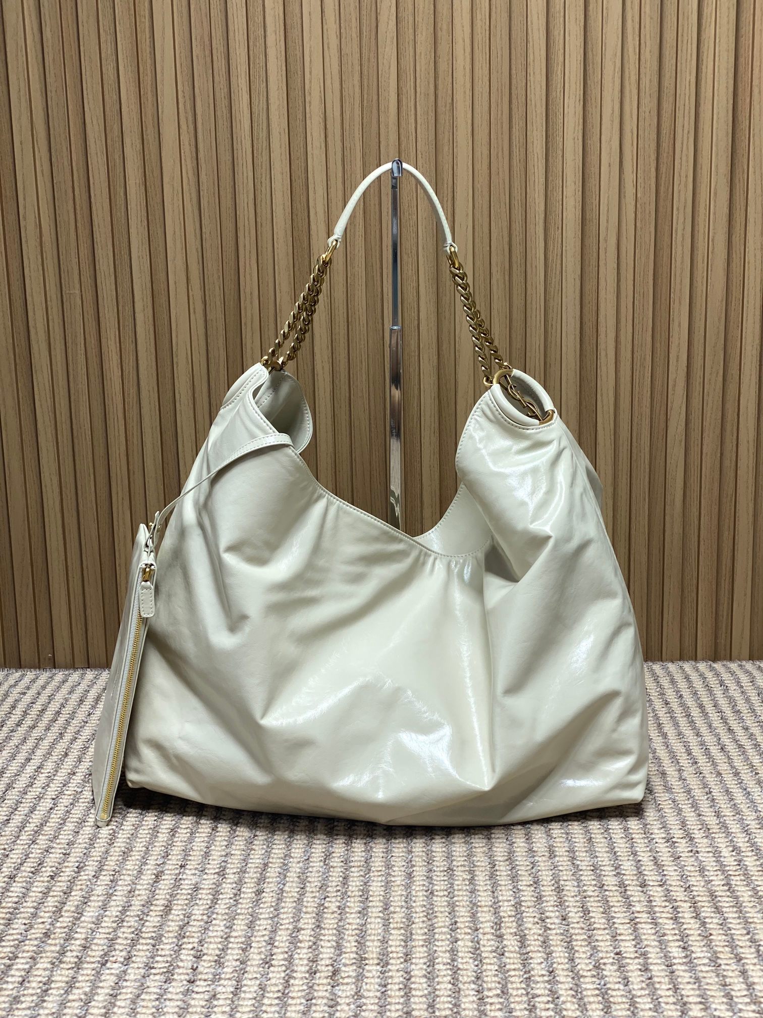 NO:938743,Large size Ysl's latest oil-waxed leather chain Hobo bag, full of luster, soft and durable, full of retro feel. Metal chain shoulder strap design, exquisite and textured, Hobo bag has large capacity, can easily hold notebooks, water bottles and other items for daily commuting. The black color is versatile, the chain adds a sense of fashion, and can be easily held whether in casual or formal wear. It is the first choice for a practical and design bag!  Model 871220F102 Size 41×35x15cm, YSL Saint Laurent grade original leather, saint laurent, saint laurent, Hermes,19860909大号 Ysl 最新款 油蜡皮链条Hobo包,光泽感满满,手感柔软又耐用,复古感十足.金属链条肩带设计,精致又有质感,Hobo包型容量大,通勤日常都能轻松装下笔记本、水杯等物品.黑色百搭,链条增添时尚感,无论休闲还是正式穿搭都能轻松hold住,是实用与设计感兼具的包包首选！ 型号871220F102 尺寸41×35x15cm,YSL圣罗兰特级原厂皮,saint laurent,saint laurent,Hermes,,Bag