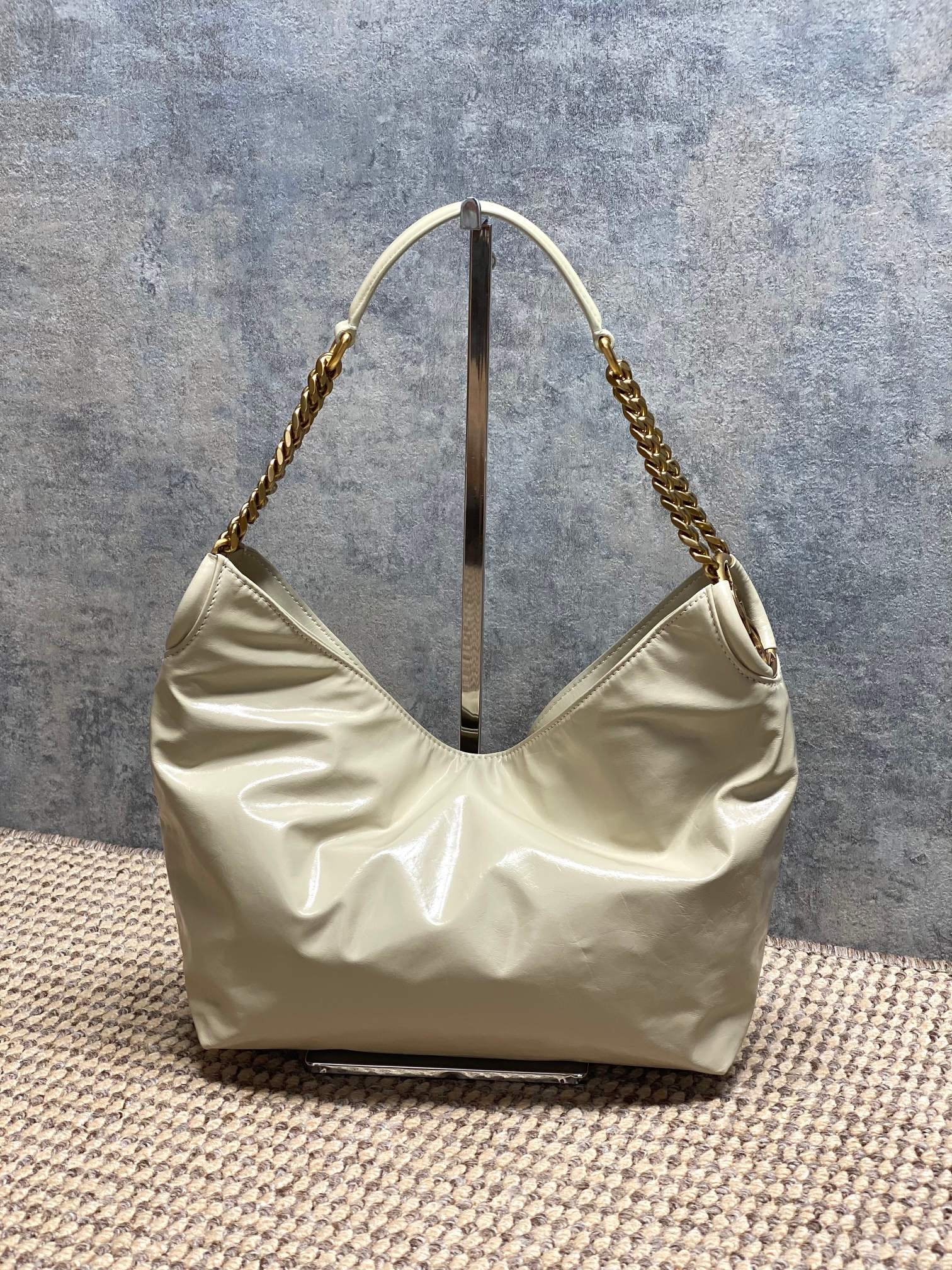 NO:938747,Ysl's latest oil-wax leather chain Hobo bag is full of luster, soft and durable, and full of retro feel. The metal chain shoulder strap design is exquisite and textured. The Hobo bag has a large capacity and can easily hold notebooks, water bottles and other items for daily commuting. The black color is versatile, and the chain adds a sense of fashion. It can be easily held whether it is casual or formal wear. It is the first choice for a bag that is both practical and designed!  Model 871222F71 Size 23×19×9cm, YSL Saint Laurent grade original leather, saint laurent, saint laurent, Hermes,19860909Ysl 最新款 油蜡皮链条Hobo包,光泽感满满,手感柔软又耐用,复古感十足.金属链条肩带设计,精致又有质感,Hobo包型容量大,通勤日常都能轻松装下笔记本、水杯等物品.黑色百搭,链条增添时尚感,无论休闲还是正式穿搭都能轻松hold住,是实用与设计感兼具的包包首选！ 型号871222F71 尺寸23×19×9cm,YSL圣罗兰特级原厂皮,saint laurent,saint laurent,Hermes,,Bag