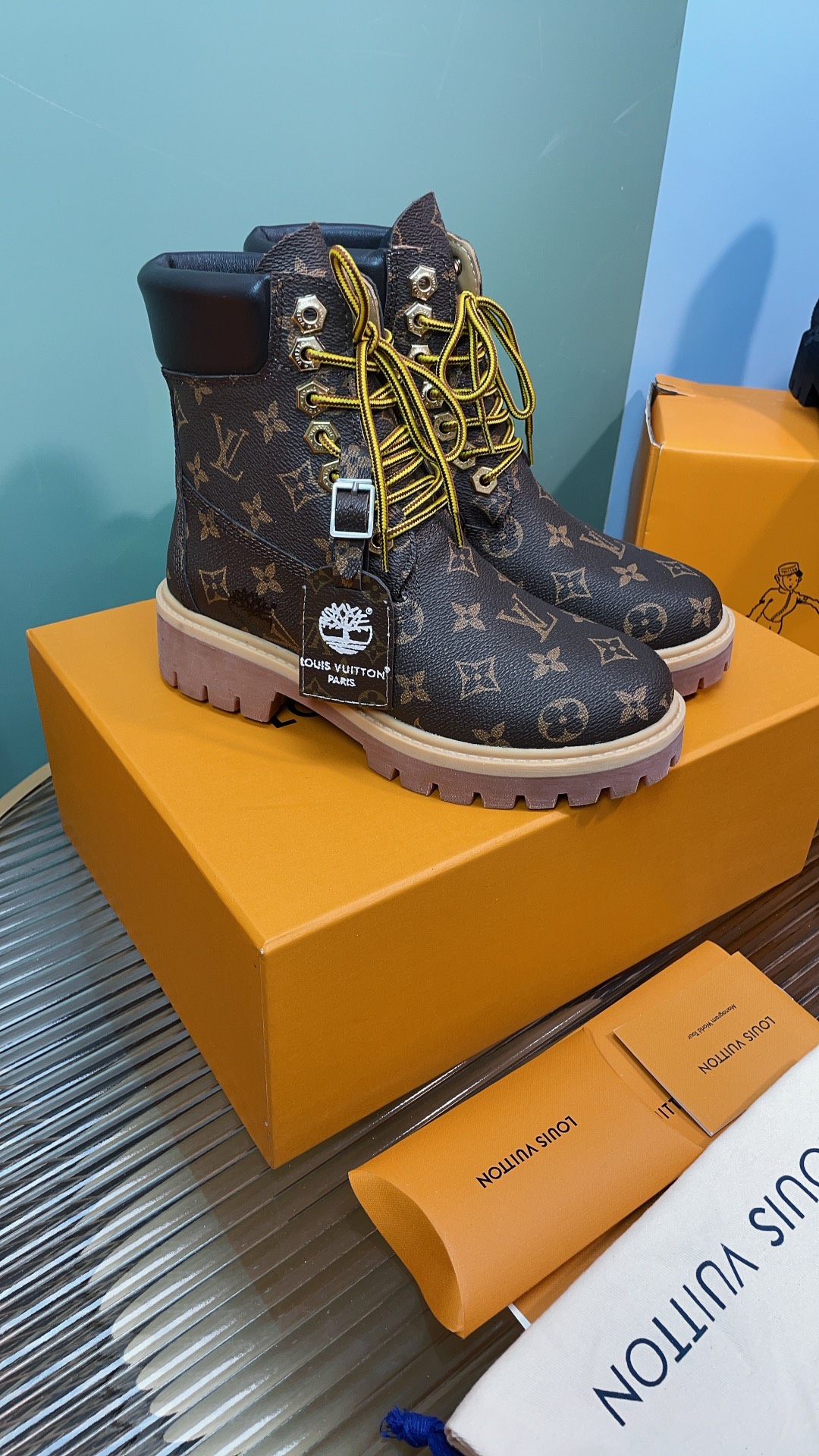 LV edición colaboración, monograma negro, botas amarillas, botines, botas cortas. Las botas de tobillo LV x Timberland …