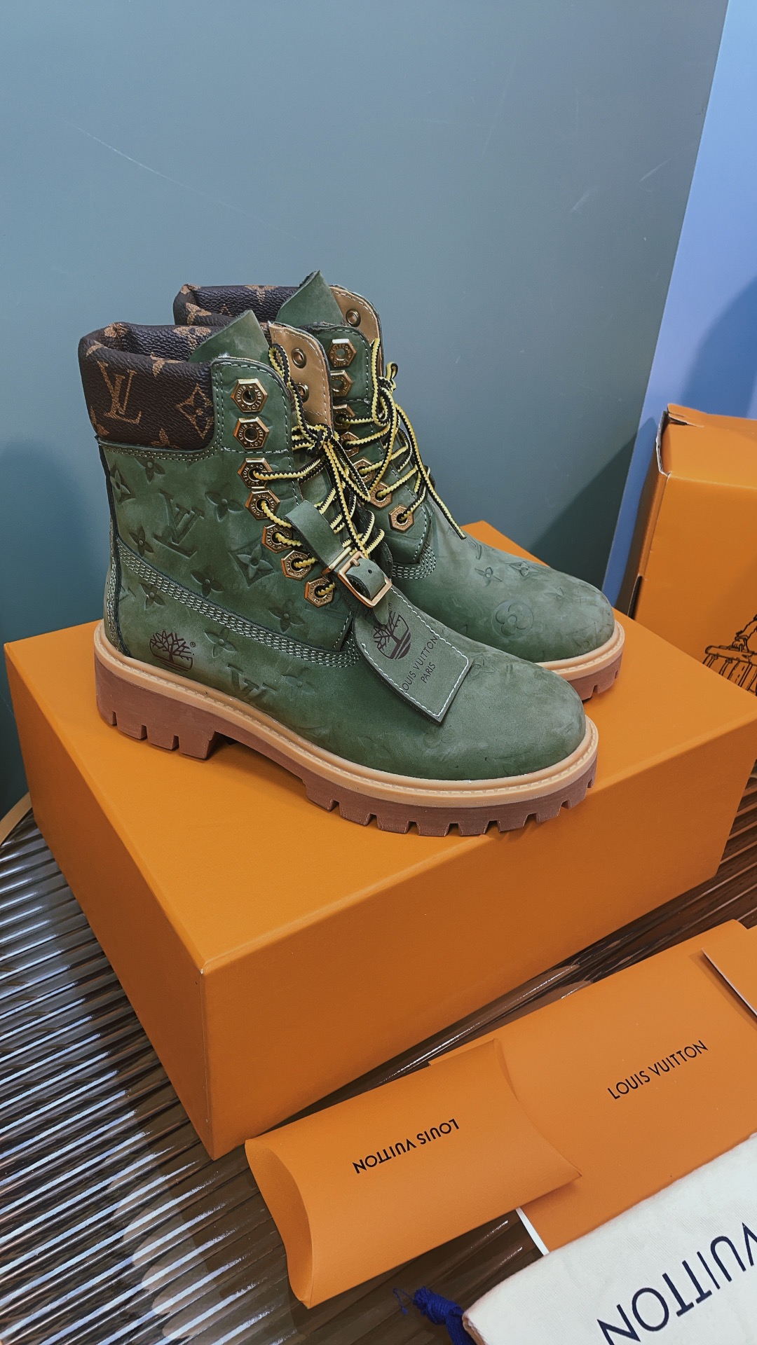 LV edición colaboración, monograma, botas amarillas, botines, botas cortas. Las botas de tobillo LV x Timberland están …