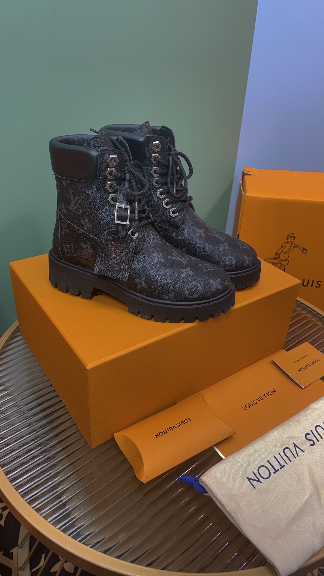 LV edición colaboración, monograma, botas amarillas, botines, botas cortas. Las botas de tobillo LV x Timberland están …