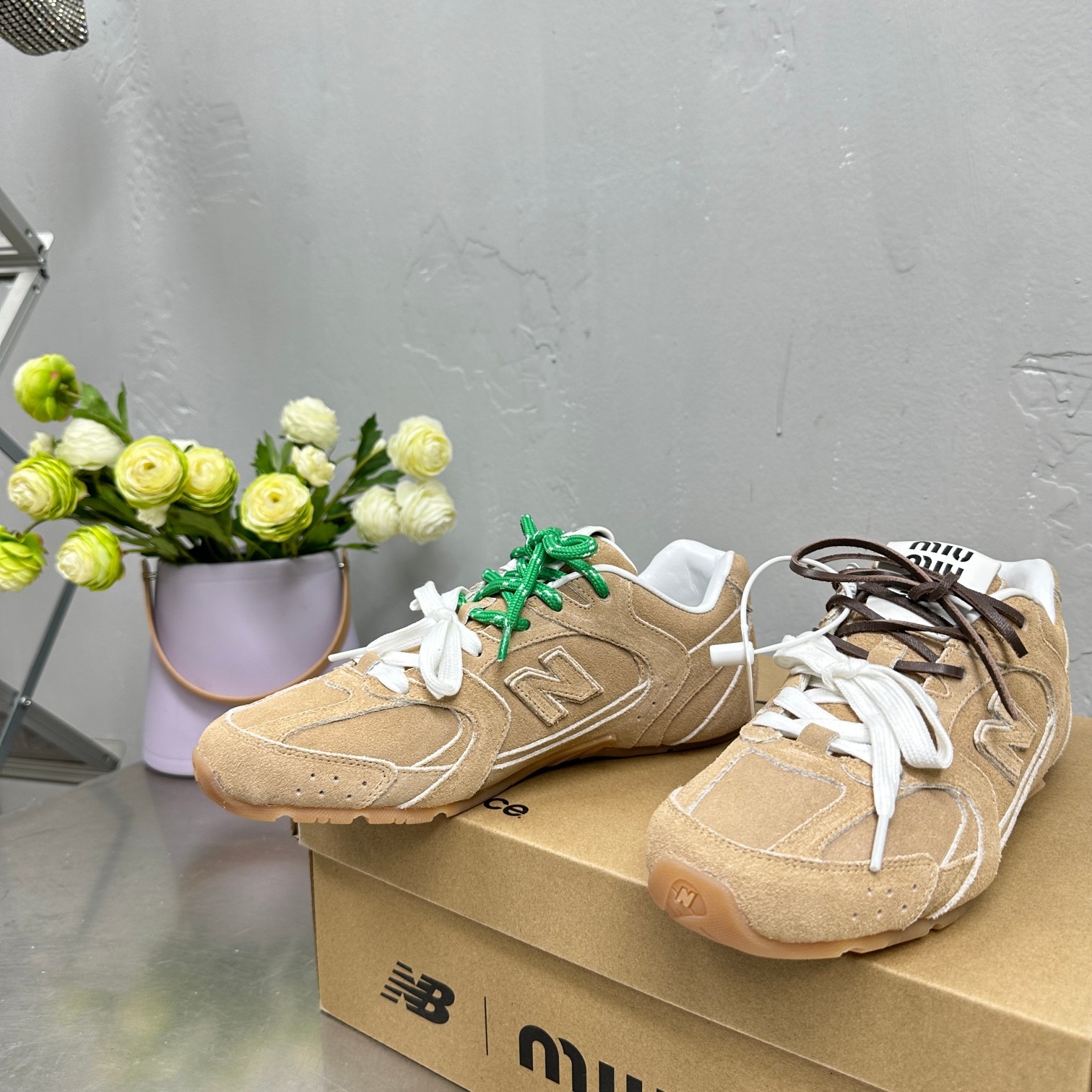 Miu Miu x New Balance 530SL Sneakers: Stylish, Deconstructed Design with Unique Colors - 图片 5