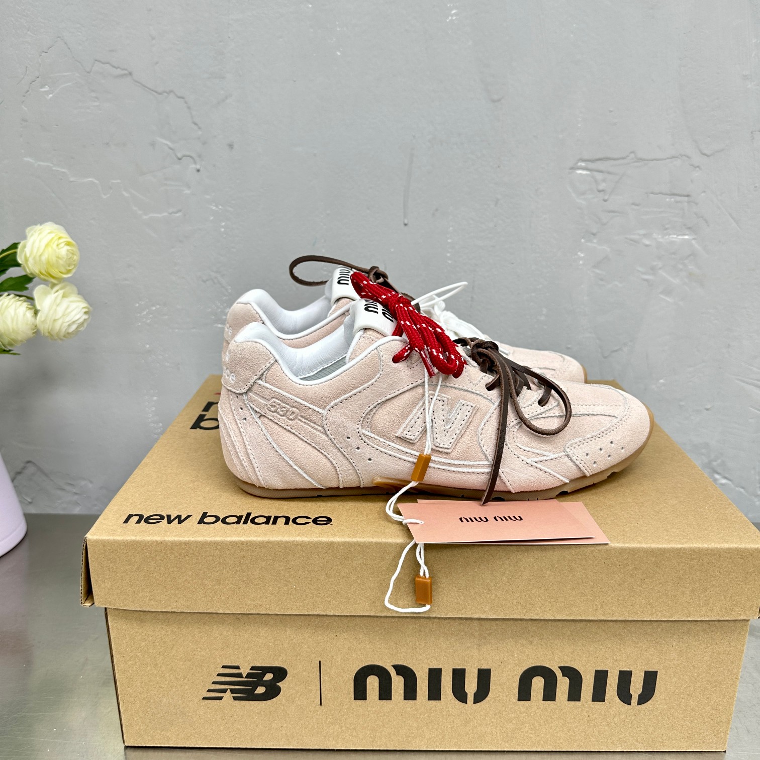 Miu Miu x New Balance NB530 Recreational Shoes: Deconstructed Design with Unique Color Palette - 图片 2
