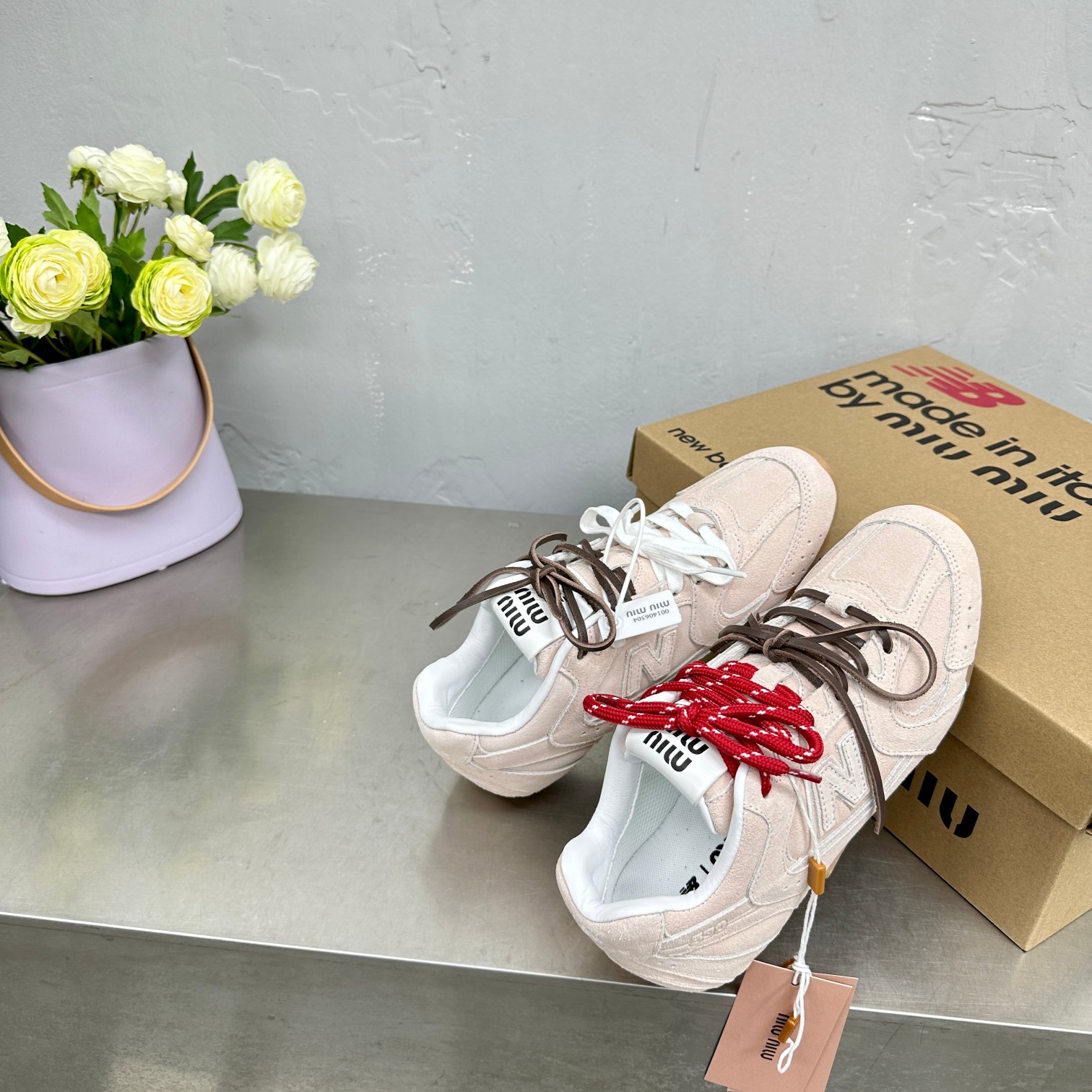 Miu Miu x New Balance NB530 Recreational Shoes: Deconstructed Design with Unique Color Palette - 图片 6