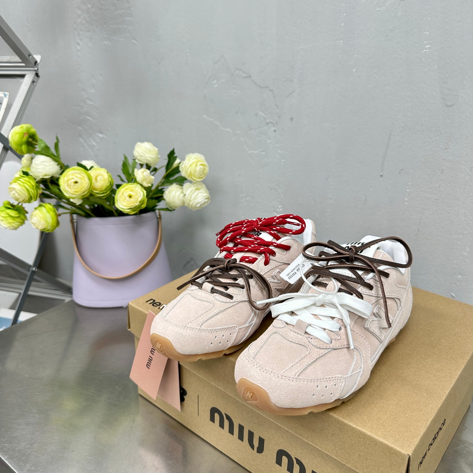 Miu Miu x New Balance NB530 Recreational Shoes: Deconstructed Design with Unique Color Palette - 图片 7