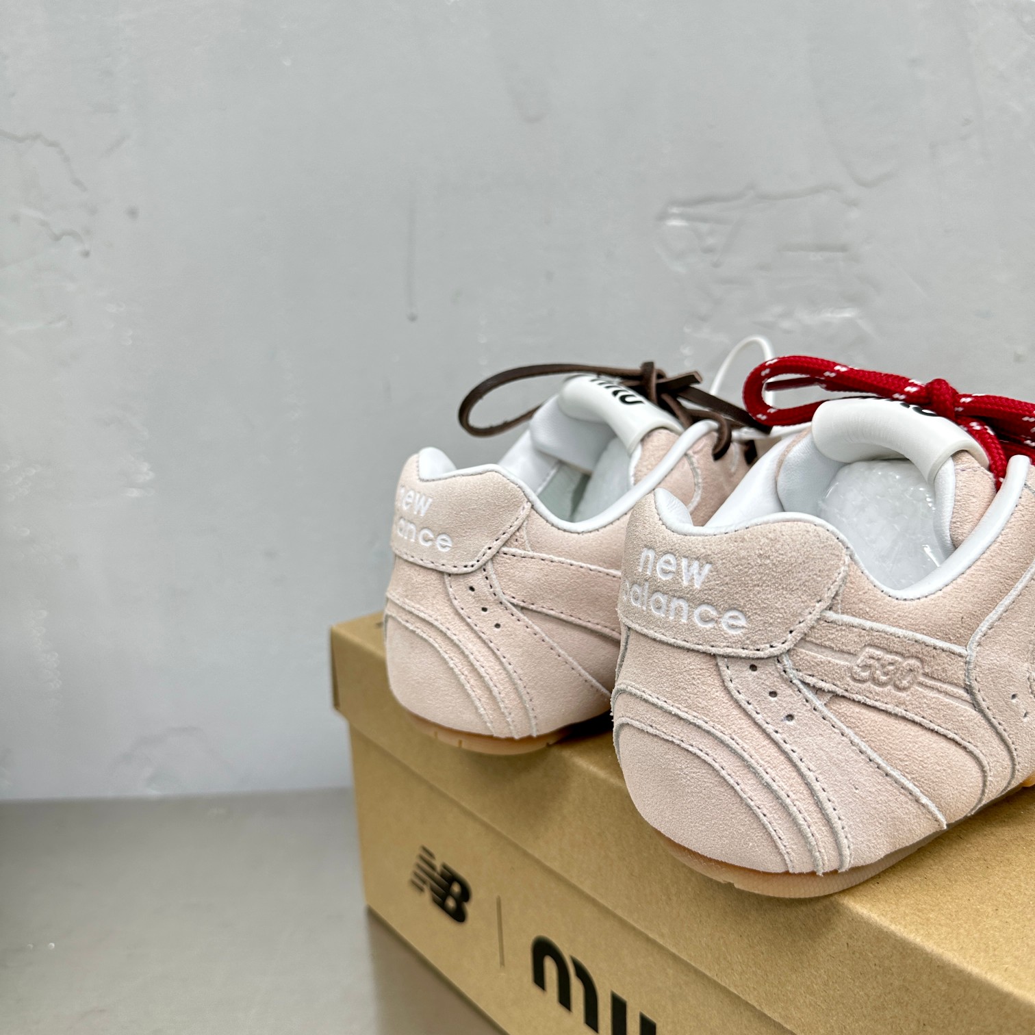 Miu Miu x New Balance NB530 Recreational Shoes: Deconstructed Design with Unique Color Palette - 图片 8