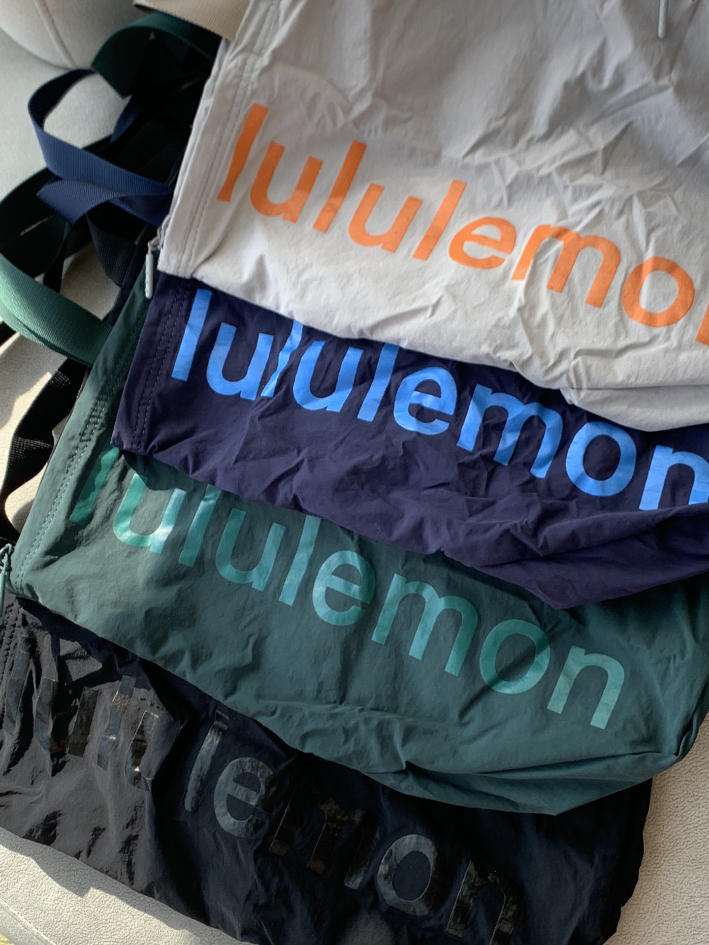 Crafted from lightweight, water-resistant fabric, this 30L packable tote - Comprehensive 5