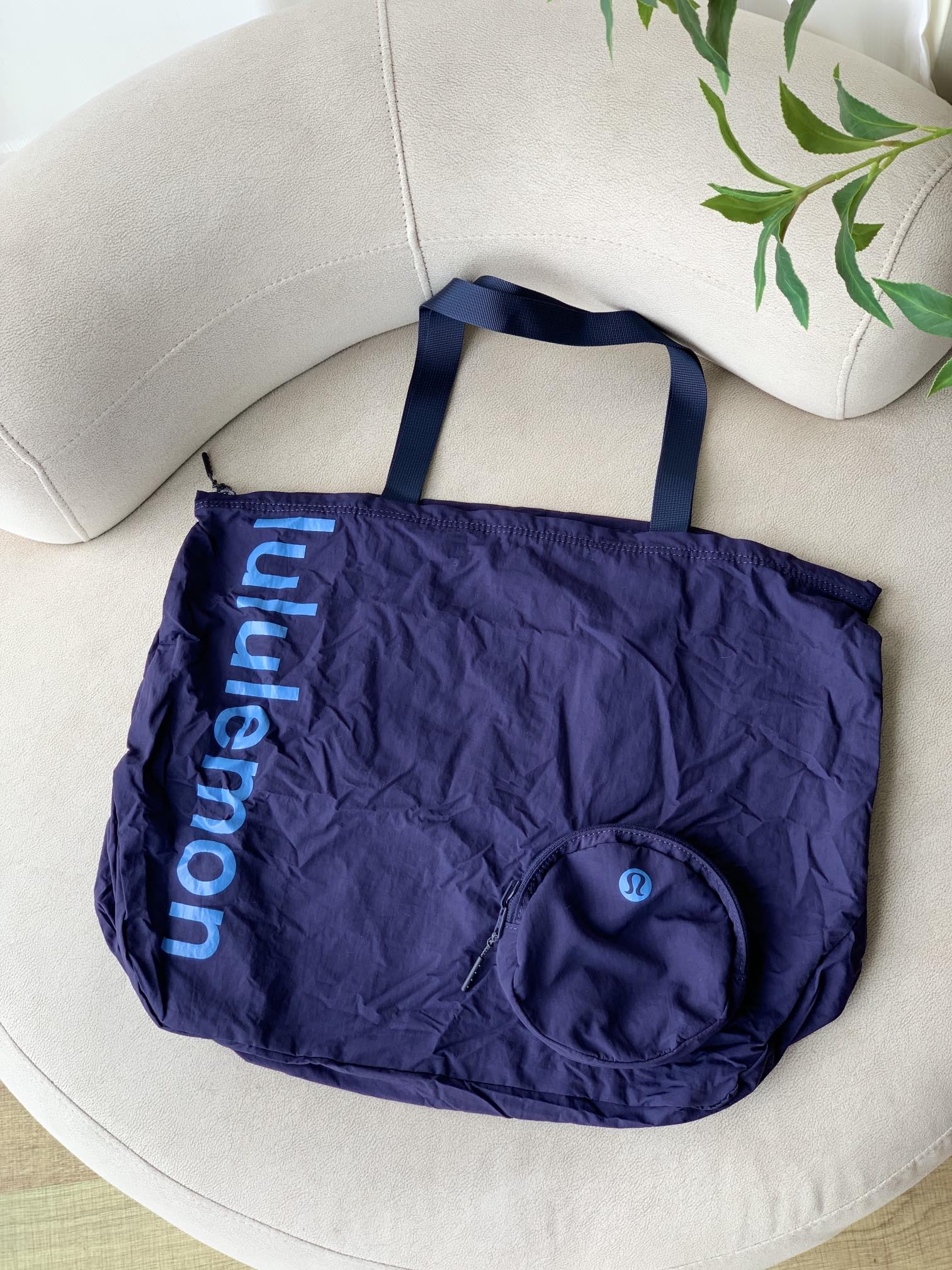 the exterior front circular pouch provides quick-access storage for - Comprehensive 2