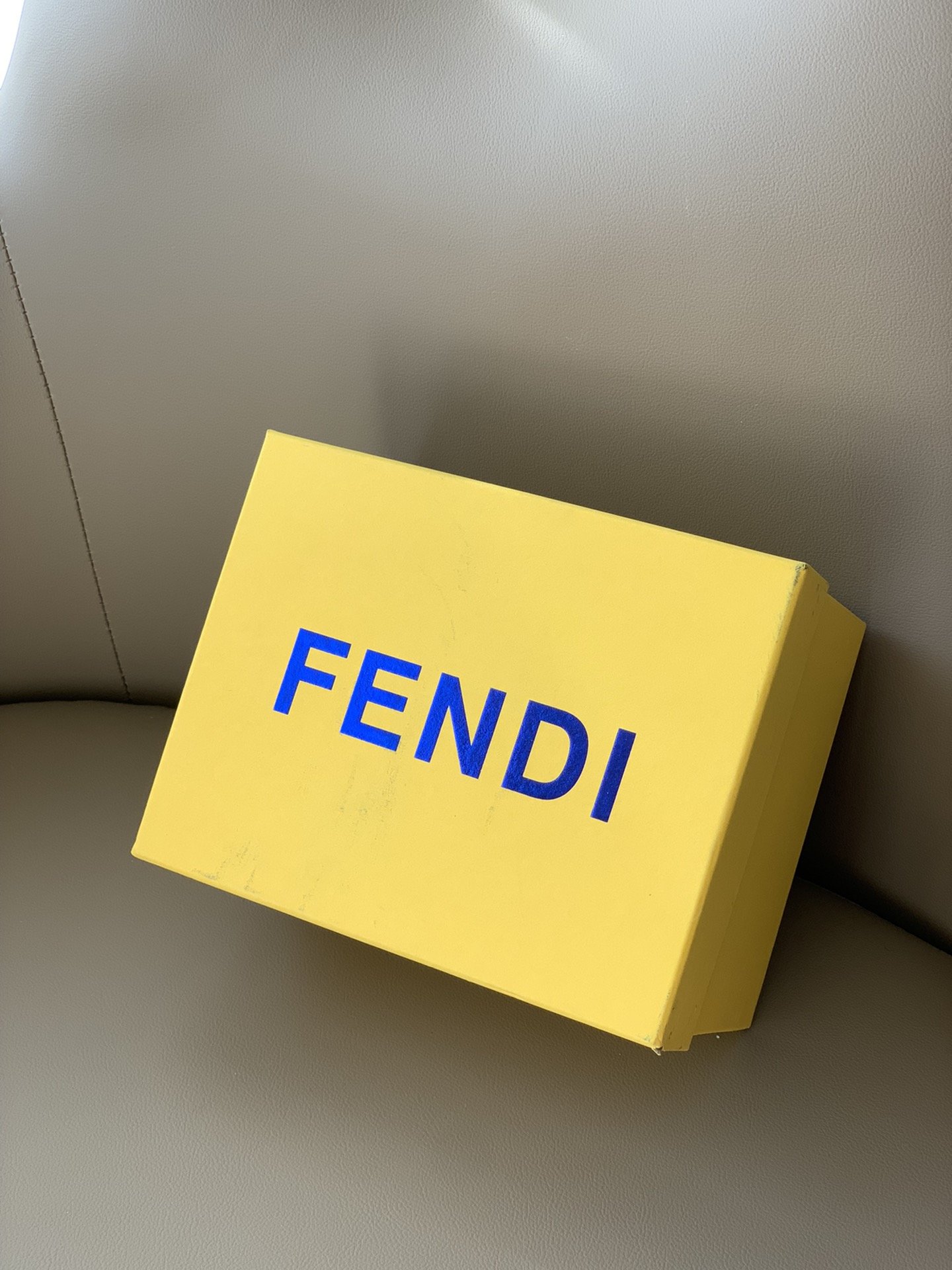 Fendi中古盒饭包少量出货，这几年格外的流行大 logo，无论关不关心时尚，你一定对 FENDI 的双 F logo 略有耳闻。就在去年老佛爷将 FENDI  FF 别注系列带回来后，它就火的一塌糊涂，继而在今年带有双F logo的中古包便又被重拾起来，潮流博主们更是纷纷上身Fendi家的vintage～