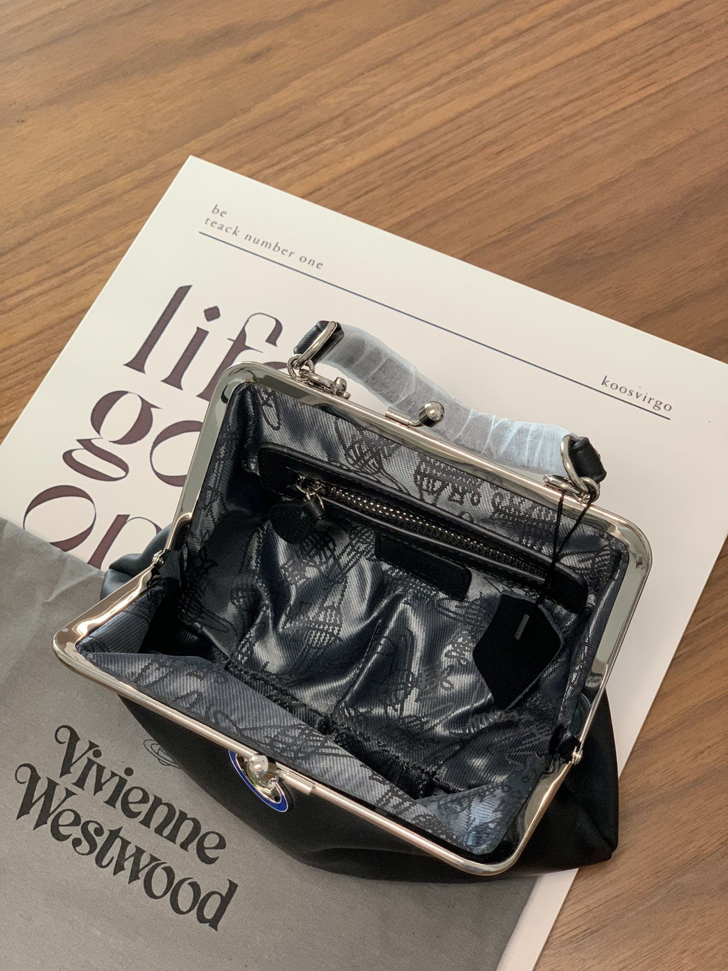 Vivienne Westwood西太后土星饺子包 小羊皮 纹理光泽自然而不软塌 金属链条和其他五金零件都很闪 8