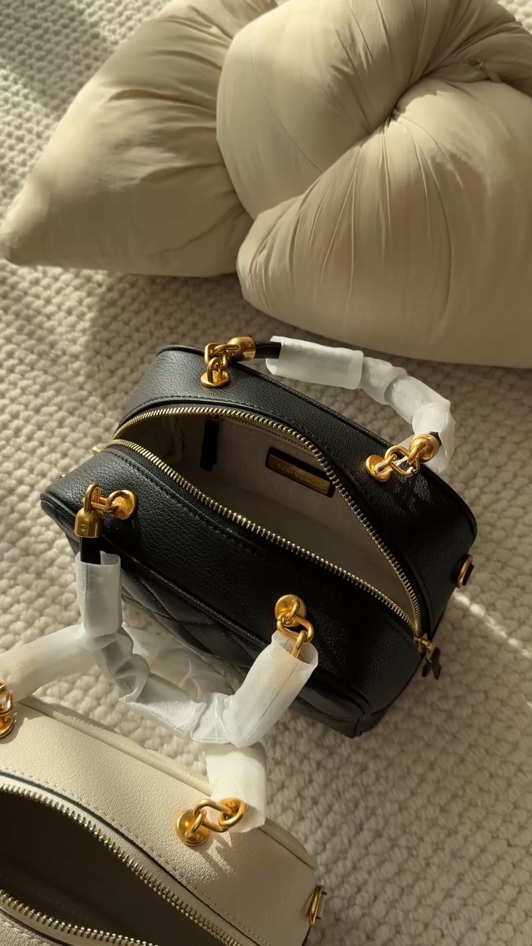 🔻 Double zipper opening and closing, with a very large internal capacit - Lifestyle