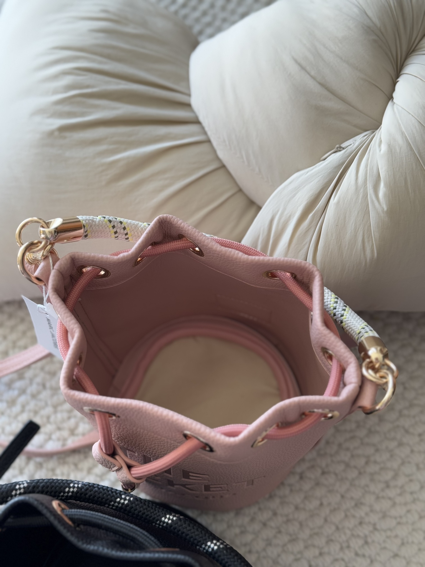 The drawstring closure allows for single-handed operation and effortless - Comprehensive 2