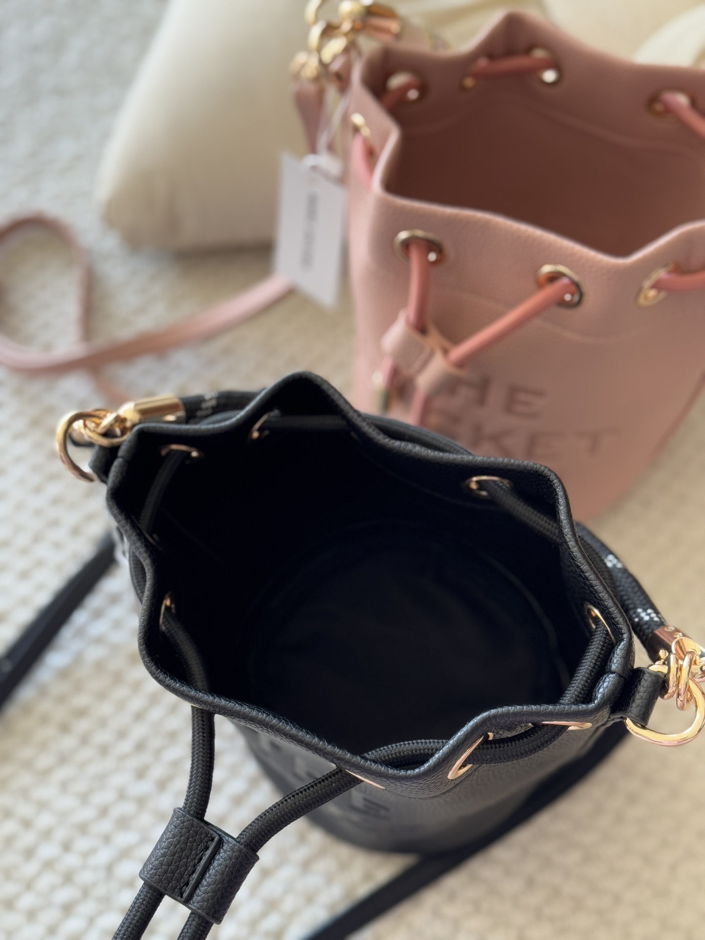 The drawstring closure allows for single-handed operation and effortless - Comprehensive 3