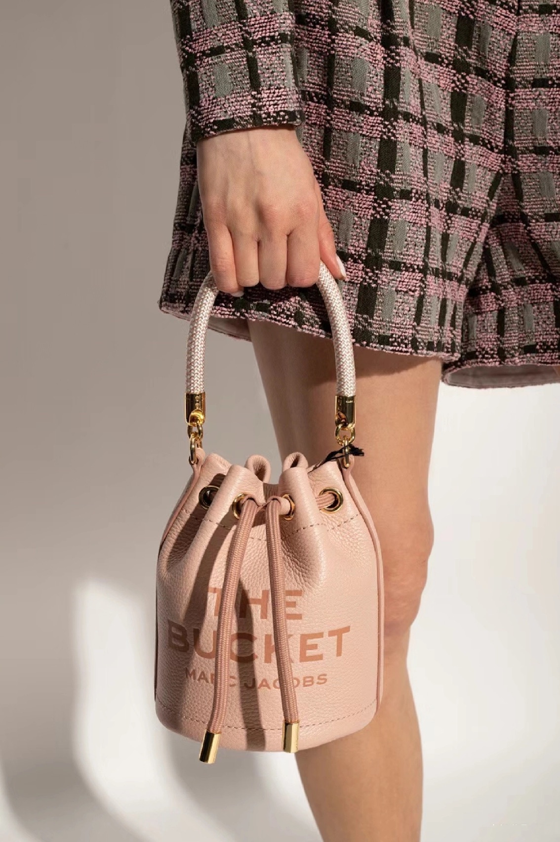 this bucket bag is designed for seamless on-the-go wear - Bag