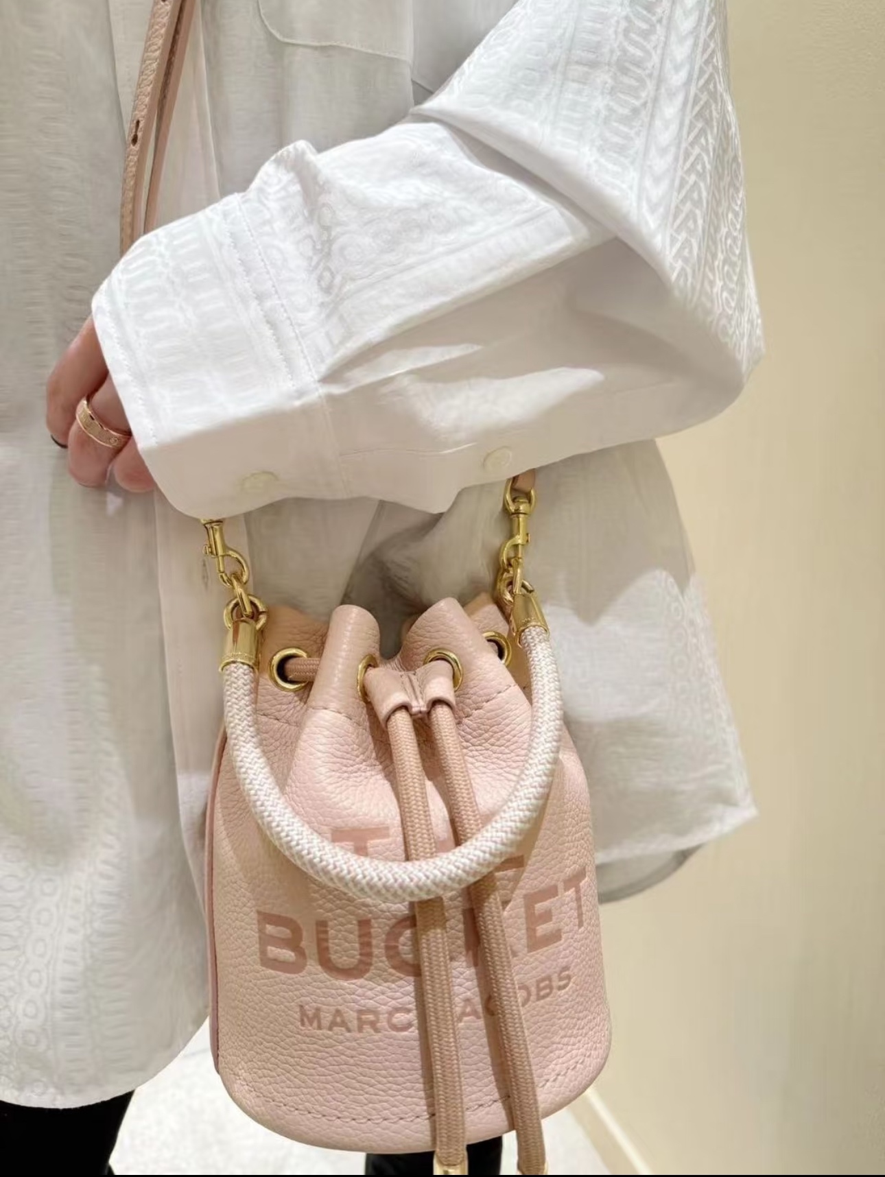 this bucket bag is designed for seamless on-the-go wear - Bag 3