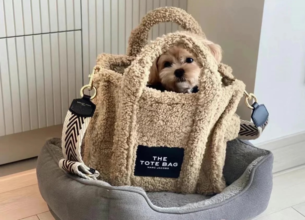 The quintessential winter accessory: the plush bag - Bag 3