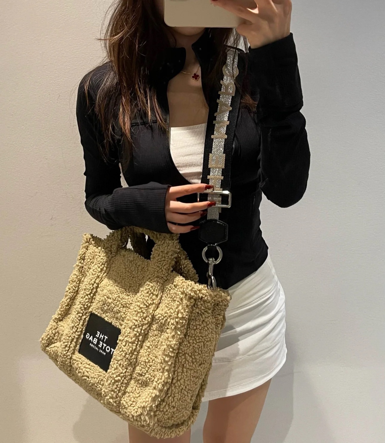 The quintessential winter accessory: the plush bag - Bag 6