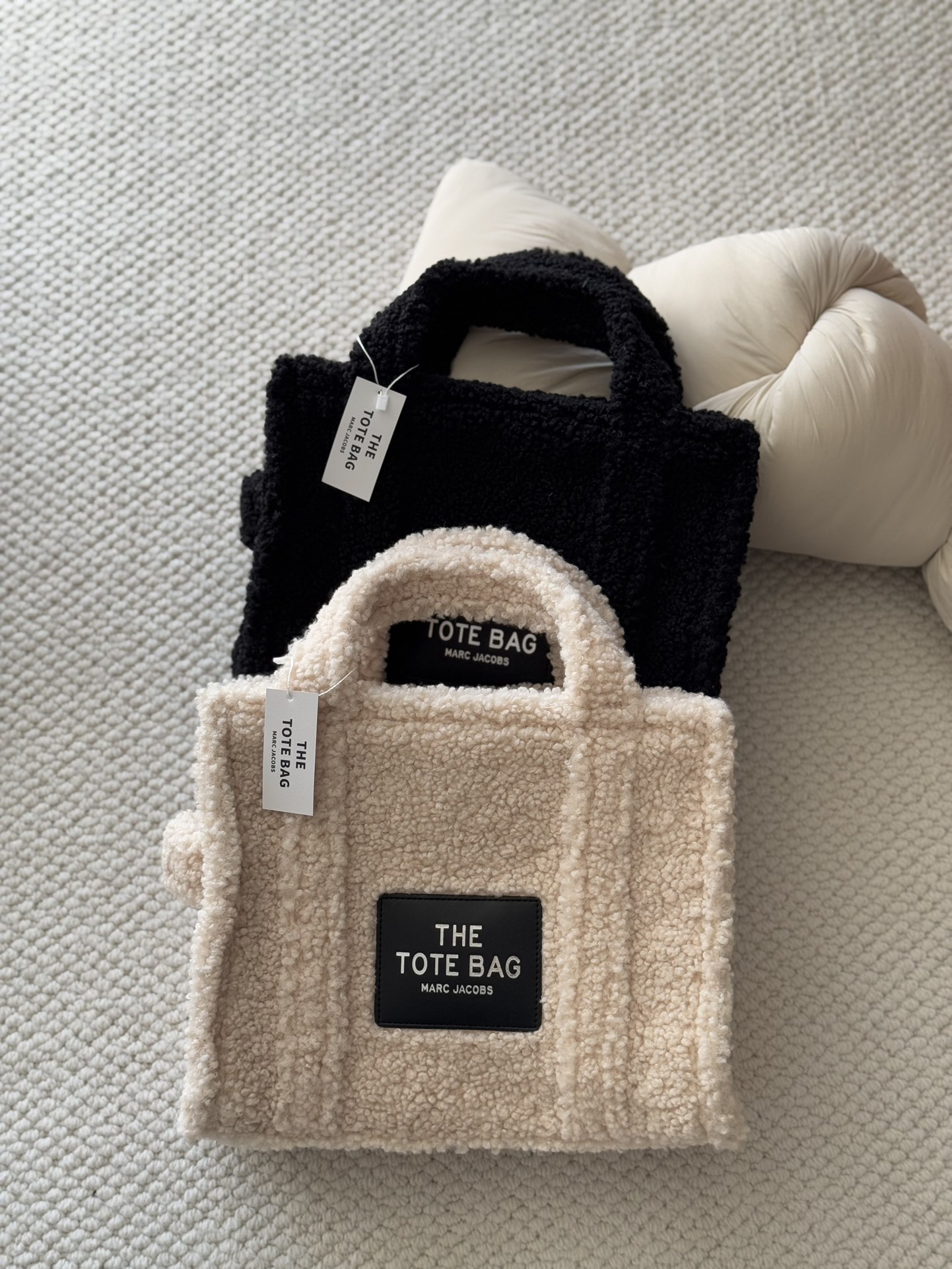 Crafted from soft, fine-textured shearling, this winter tote features a - Bag 5